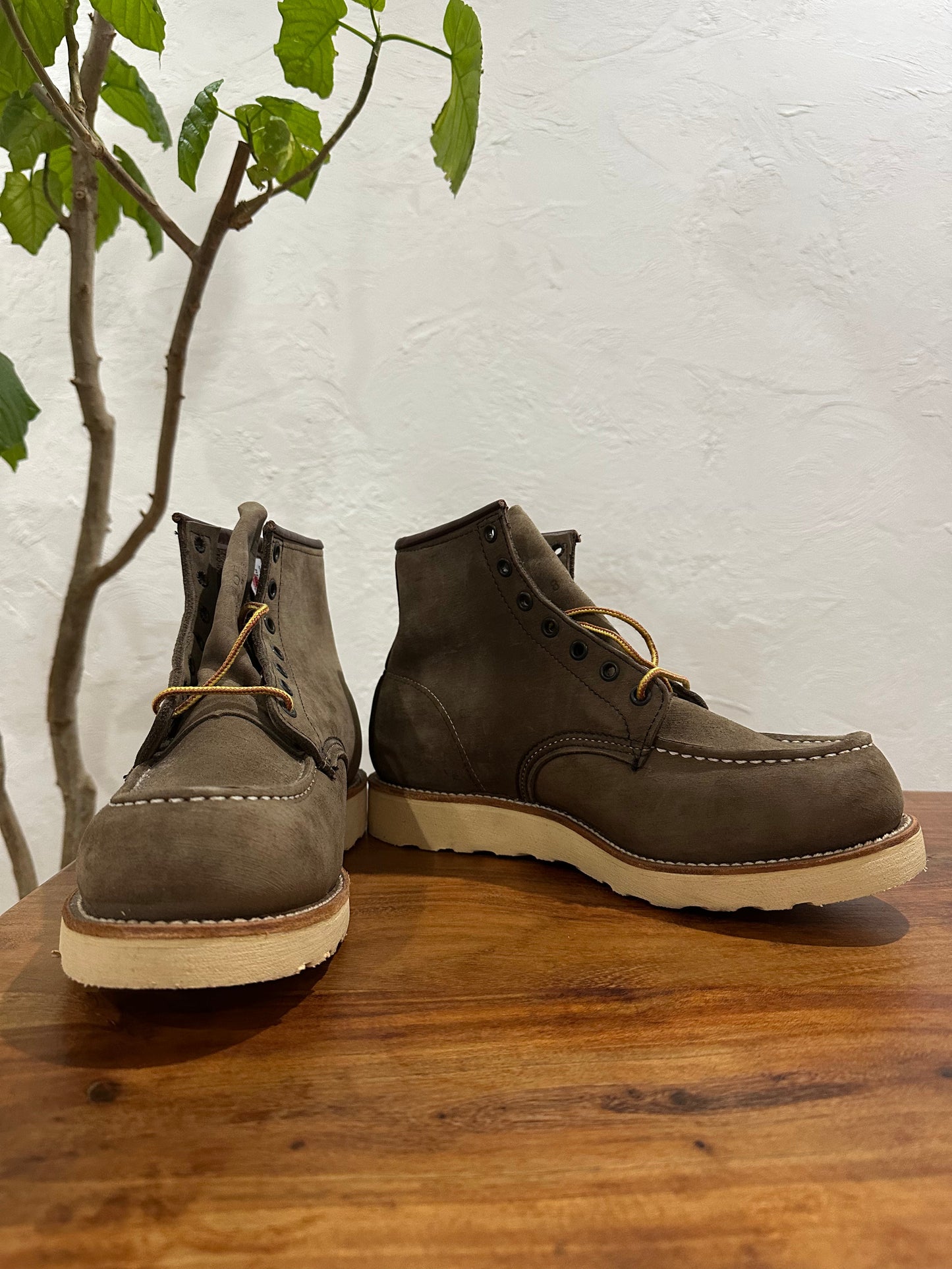 Red Wing (レッドウィング) 2877 Classic Moc 6-Inch ヌバック (Nubuck) ヌバック・レザー (Nubuck Leather) トラクショントレッド・ソール (Traction Tred Sole) used boots - fr_1 view