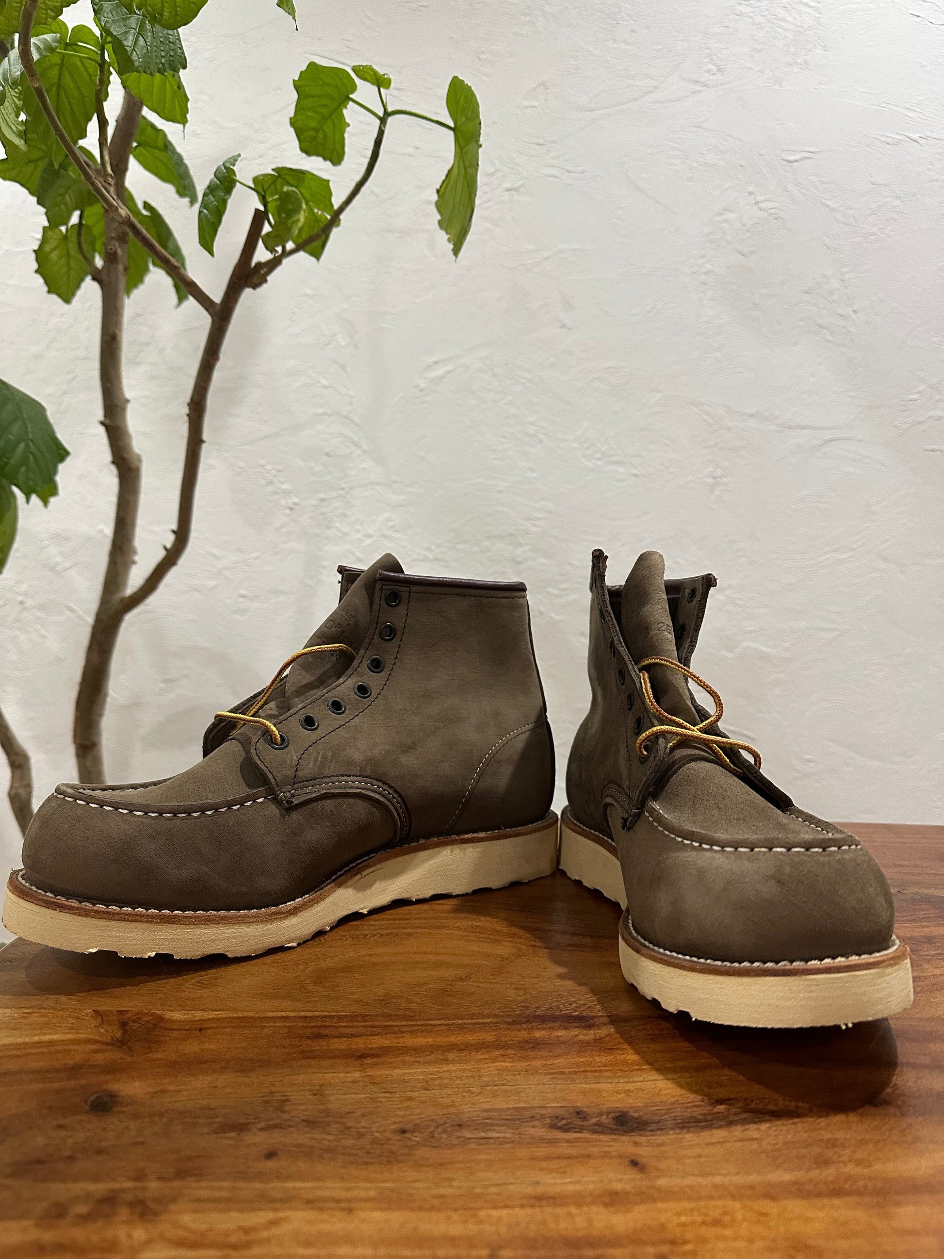 Red Wing (レッドウィング) 2877 Classic Moc 6-Inch ヌバック (Nubuck) ヌバック・レザー (Nubuck Leather) トラクショントレッド・ソール (Traction Tred Sole) used boots - fr_2 view
