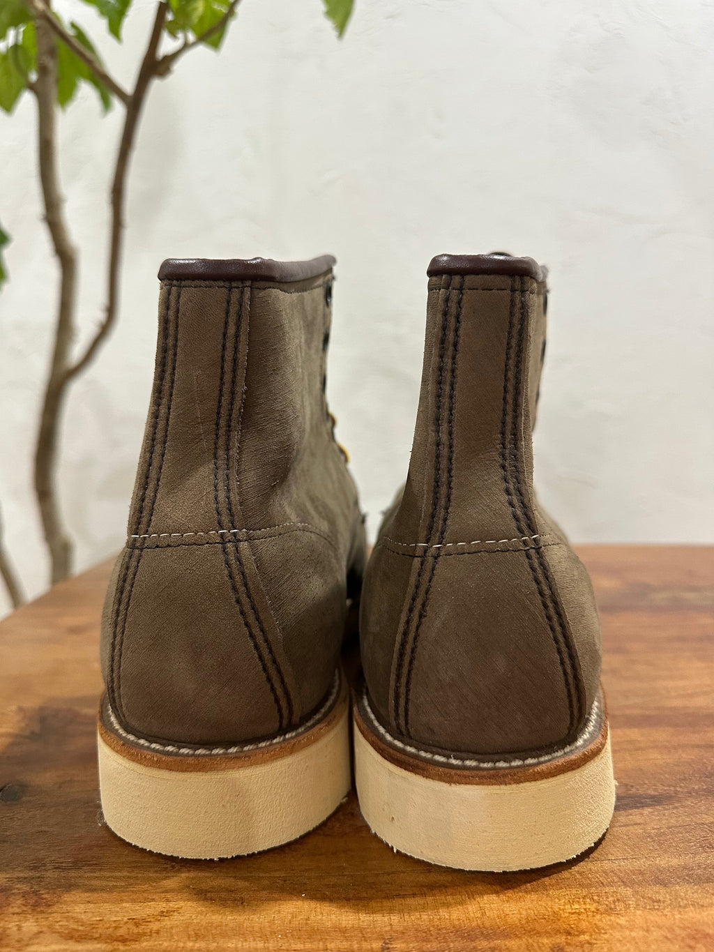 Red Wing (レッドウィング) 2877 Classic Moc 6-Inch ヌバック (Nubuck) ヌバック・レザー (Nubuck Leather) トラクショントレッド・ソール (Traction Tred Sole) used boots - heal_1 view