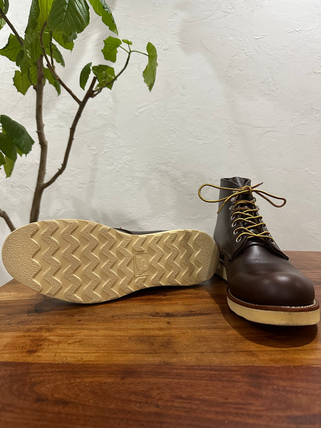 Red Wing (レッドウィング) 8134 Classic Work 6-Inch Round Toe チョコレート (Chocolate) チョコレート・クローム (Chocolate Chrome) トラクショントレッド・ソール (Traction Tred Sole) used boots - fr_3 view