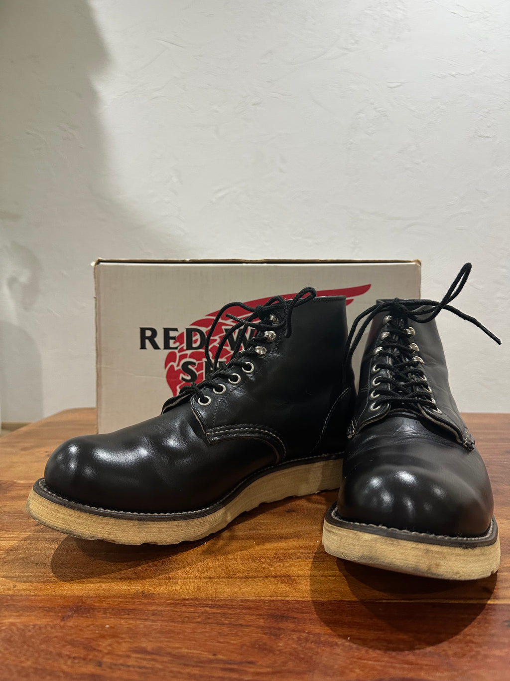 Red Wing (レッドウィング) 8165 Classic Work 6-Inch Round Toe ブラック (Black) ブラック・クローム (Black Chrome) トラクショントレッド・ソール (Traction Tred Sole) used boots - fr_2 view