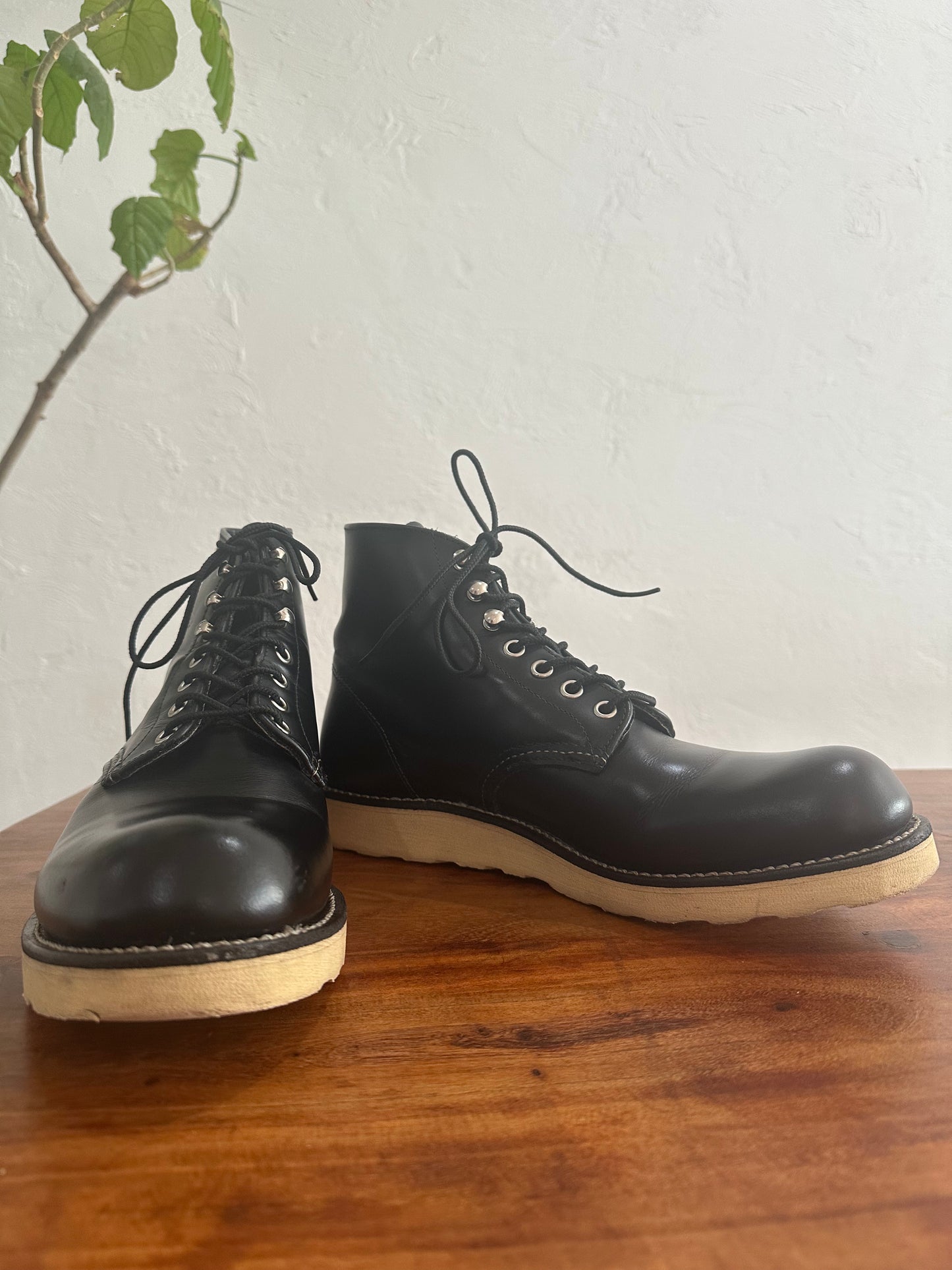 Red Wing (レッドウィング) 8165 Classic Work 6-Inch Round Toe ブラック (Black) ブラック・クローム (Black Chrome) トラクショントレッド・ソール (Traction Tred Sole) used boots - fr_1 view
