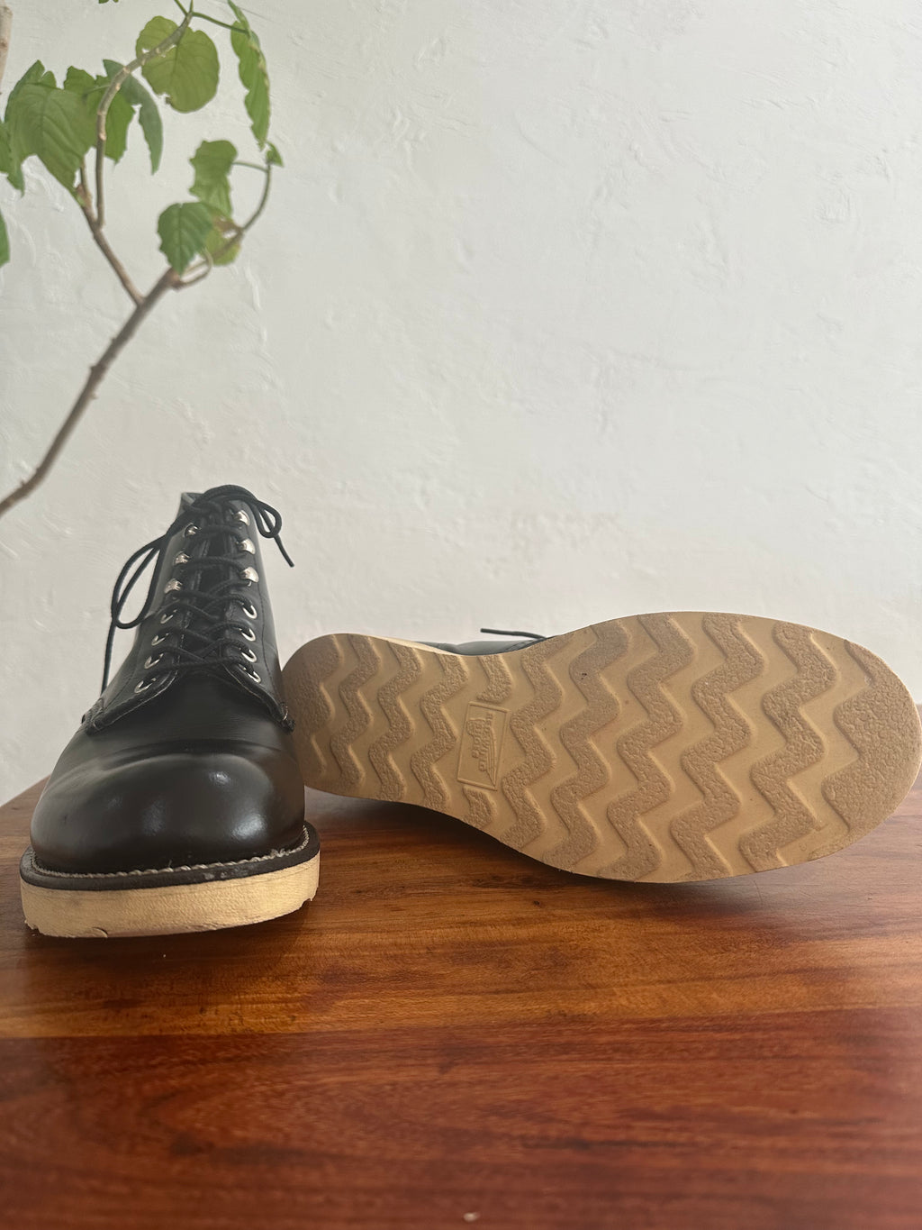 Red Wing (レッドウィング) 8165 Classic Work 6-Inch Round Toe ブラック (Black) ブラック・クローム (Black Chrome) トラクショントレッド・ソール (Traction Tred Sole) used boots - fr_4 view