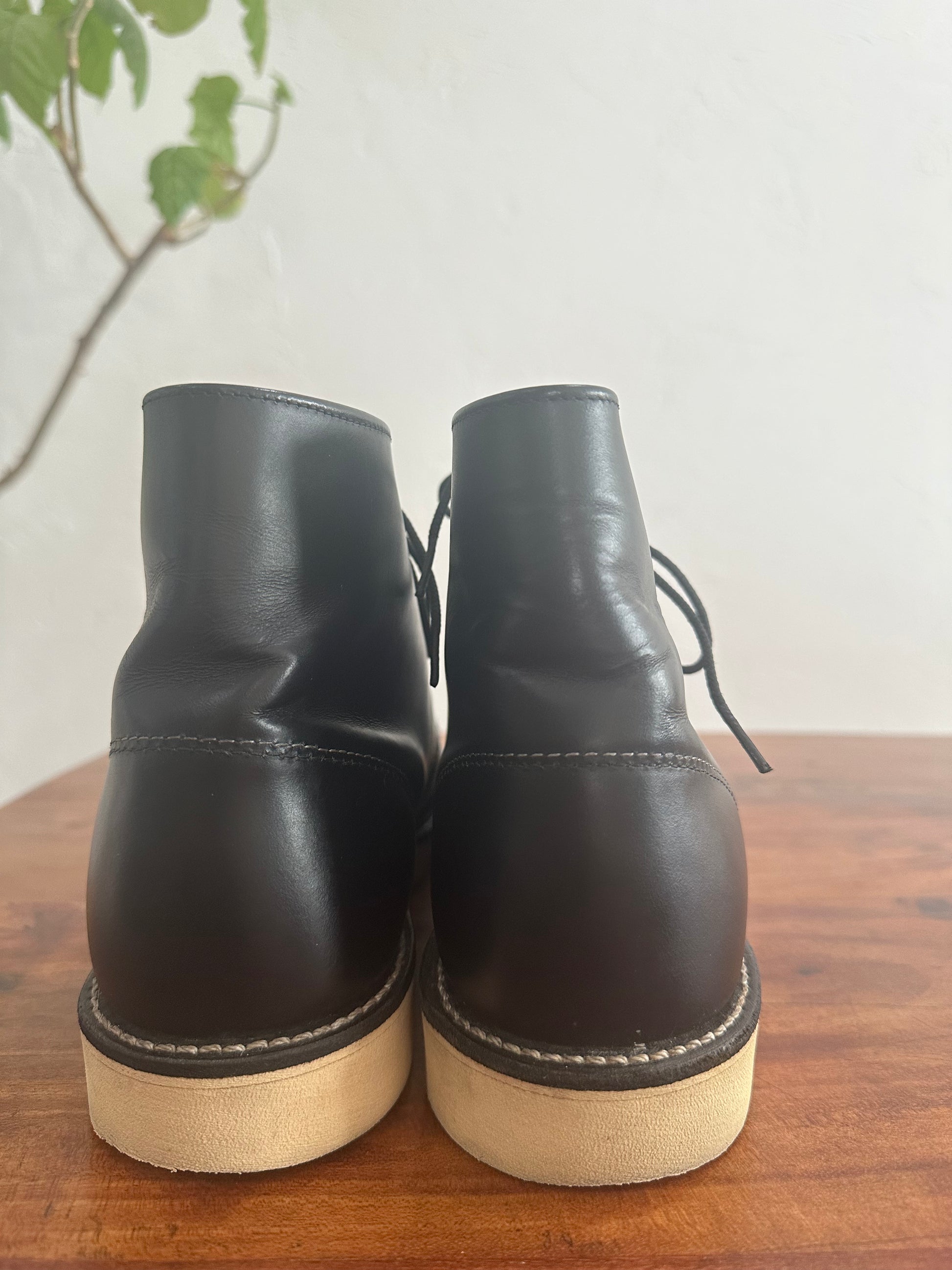 Red Wing (レッドウィング) 8165 Classic Work 6-Inch Round Toe ブラック (Black) ブラック・クローム (Black Chrome) トラクショントレッド・ソール (Traction Tred Sole) used boots - heal_1 view