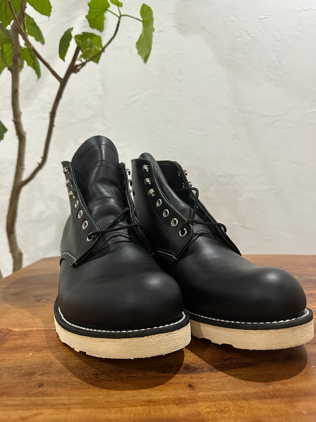 Red Wing (レッドウィング) 8165 Classic Work 6-Inch Round Toe ブラック (Black) ブラック・クローム (Black Chrome) トラクショントレッド・ソール (Traction Tred Sole) used boots - toe_2 view