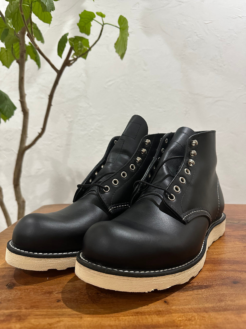 Red Wing (レッドウィング) 8165 Classic Work 6-Inch Round Toe ブラック (Black) ブラック・クローム (Black Chrome) トラクショントレッド・ソール (Traction Tred Sole) used boots - toe_3 view