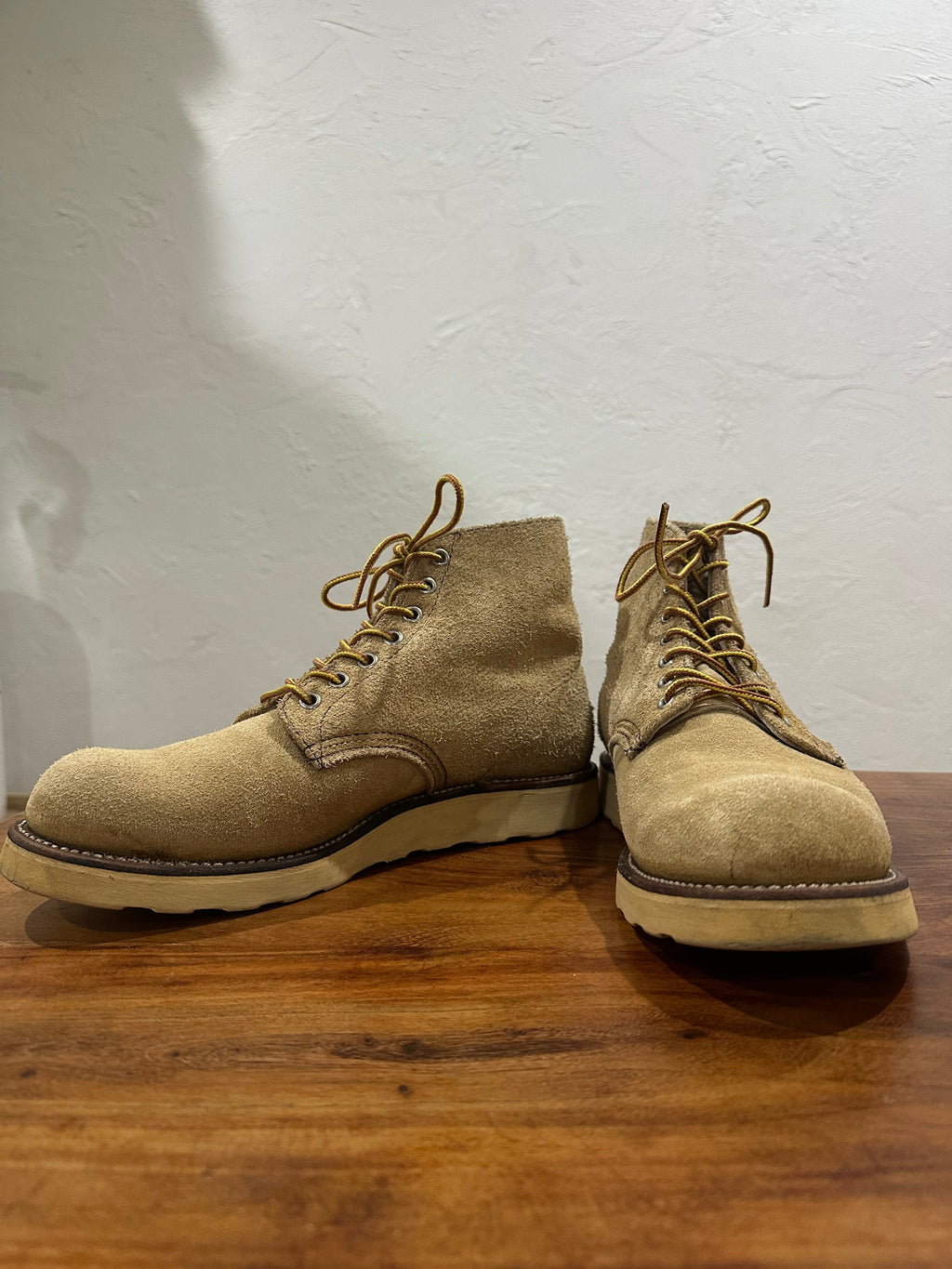 Red Wing (レッドウィング) 8167 6" Classic Round (Irish Setter) ベージュ (Beige) ホーソーン・アビレーン・ラフアウト (Hawthorne Abilene Roughout) トラクショントレッドソール (Traction Tred Sole) used boots - fr_2 view