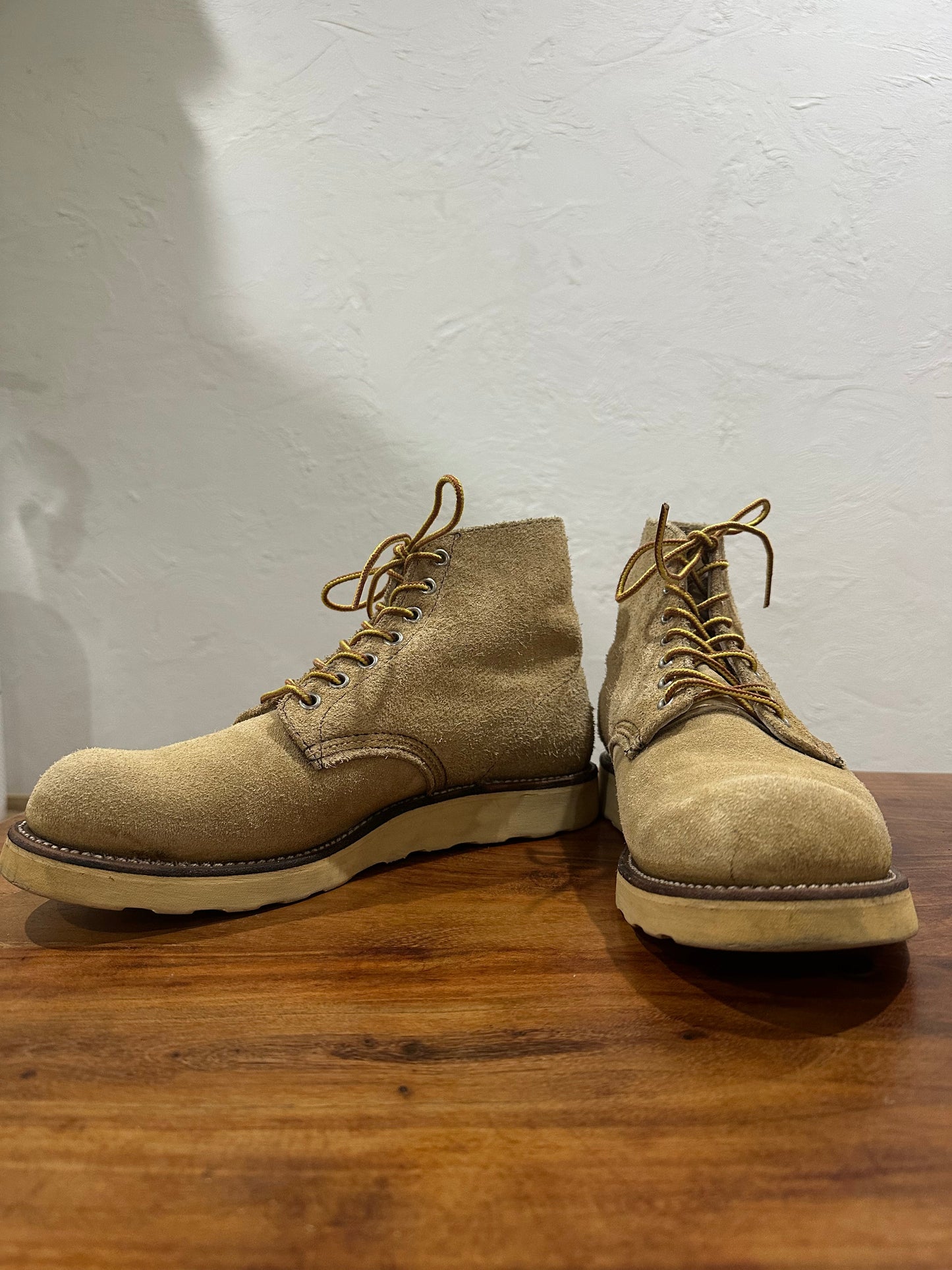 Red Wing (レッドウィング) 8167 6" Classic Round (Irish Setter) ベージュ (Beige) ホーソーン・アビレーン・ラフアウト (Hawthorne Abilene Roughout) トラクショントレッドソール (Traction Tred Sole) used boots - fr_2 view