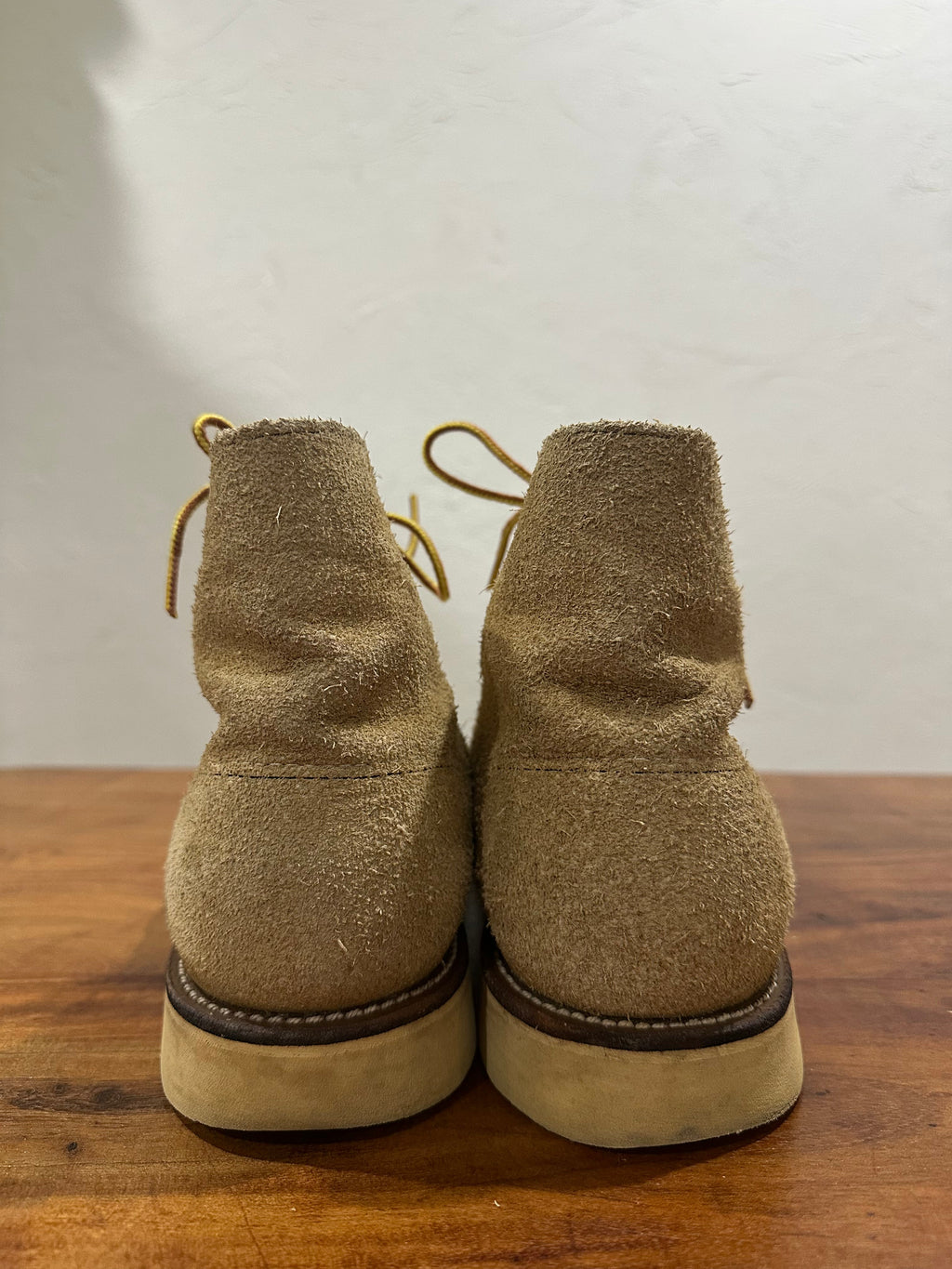 Red Wing (レッドウィング) 8167 6" Classic Round (Irish Setter) ベージュ (Beige) ホーソーン・アビレーン・ラフアウト (Hawthorne Abilene Roughout) トラクショントレッドソール (Traction Tred Sole) used boots - heal_1 view