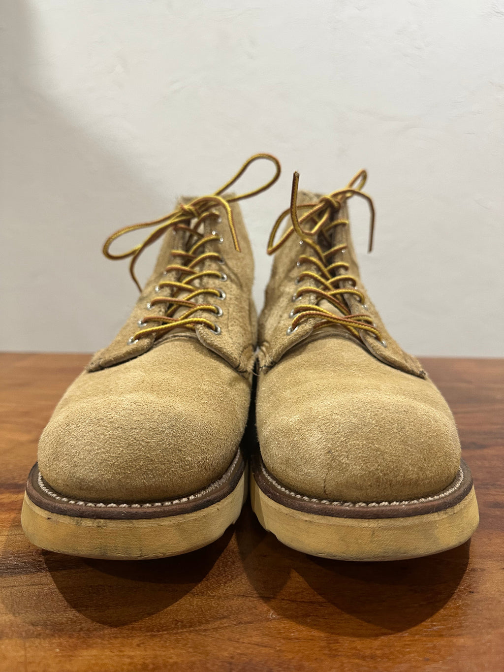 Red Wing (レッドウィング) 8167 6" Classic Round (Irish Setter) ベージュ (Beige) ホーソーン・アビレーン・ラフアウト (Hawthorne Abilene Roughout) トラクショントレッドソール (Traction Tred Sole) used boots - toe_1 view
