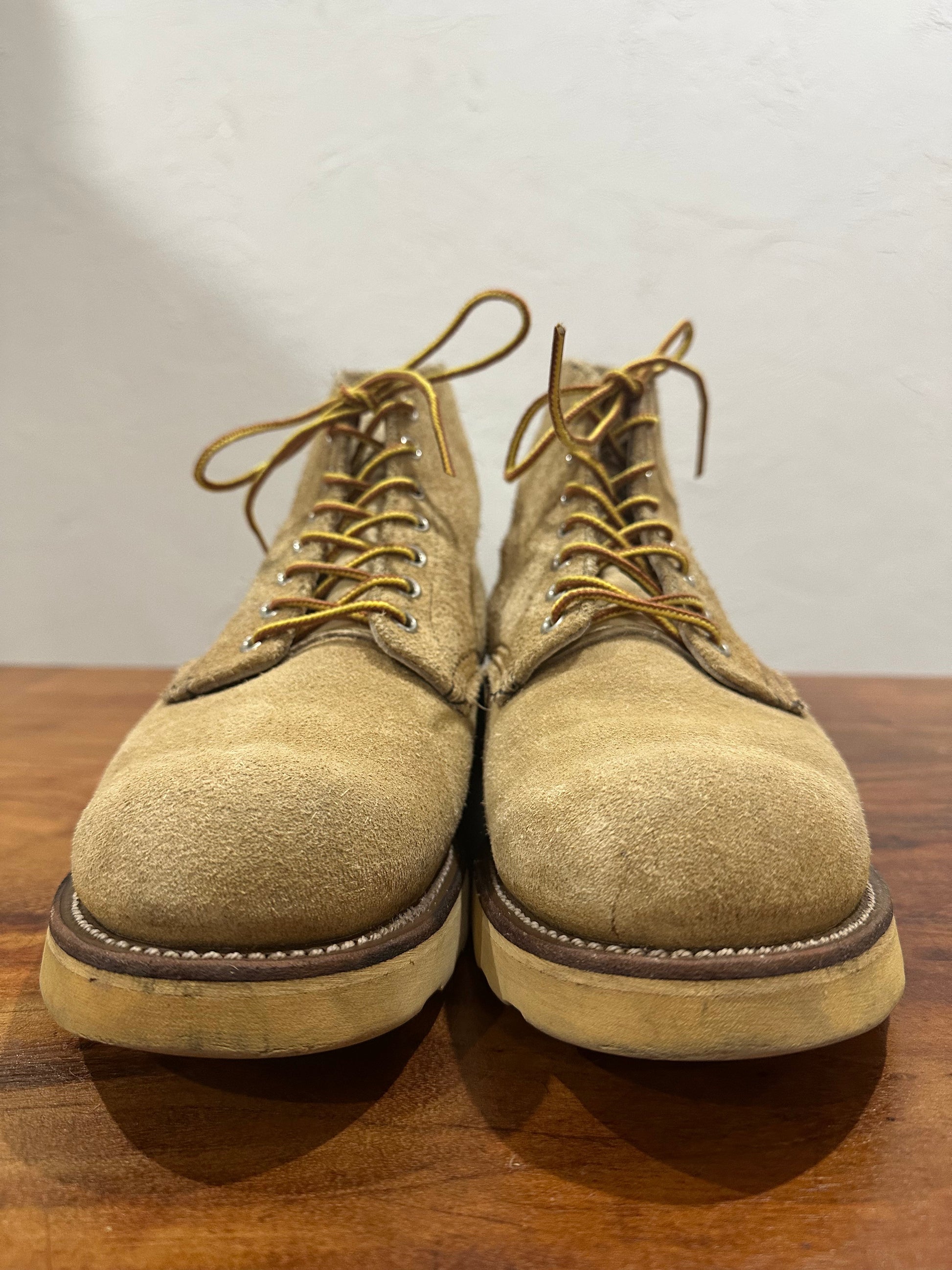 Red Wing (レッドウィング) 8167 6" Classic Round (Irish Setter) ベージュ (Beige) ホーソーン・アビレーン・ラフアウト (Hawthorne Abilene Roughout) トラクショントレッドソール (Traction Tred Sole) used boots - toe_1 view