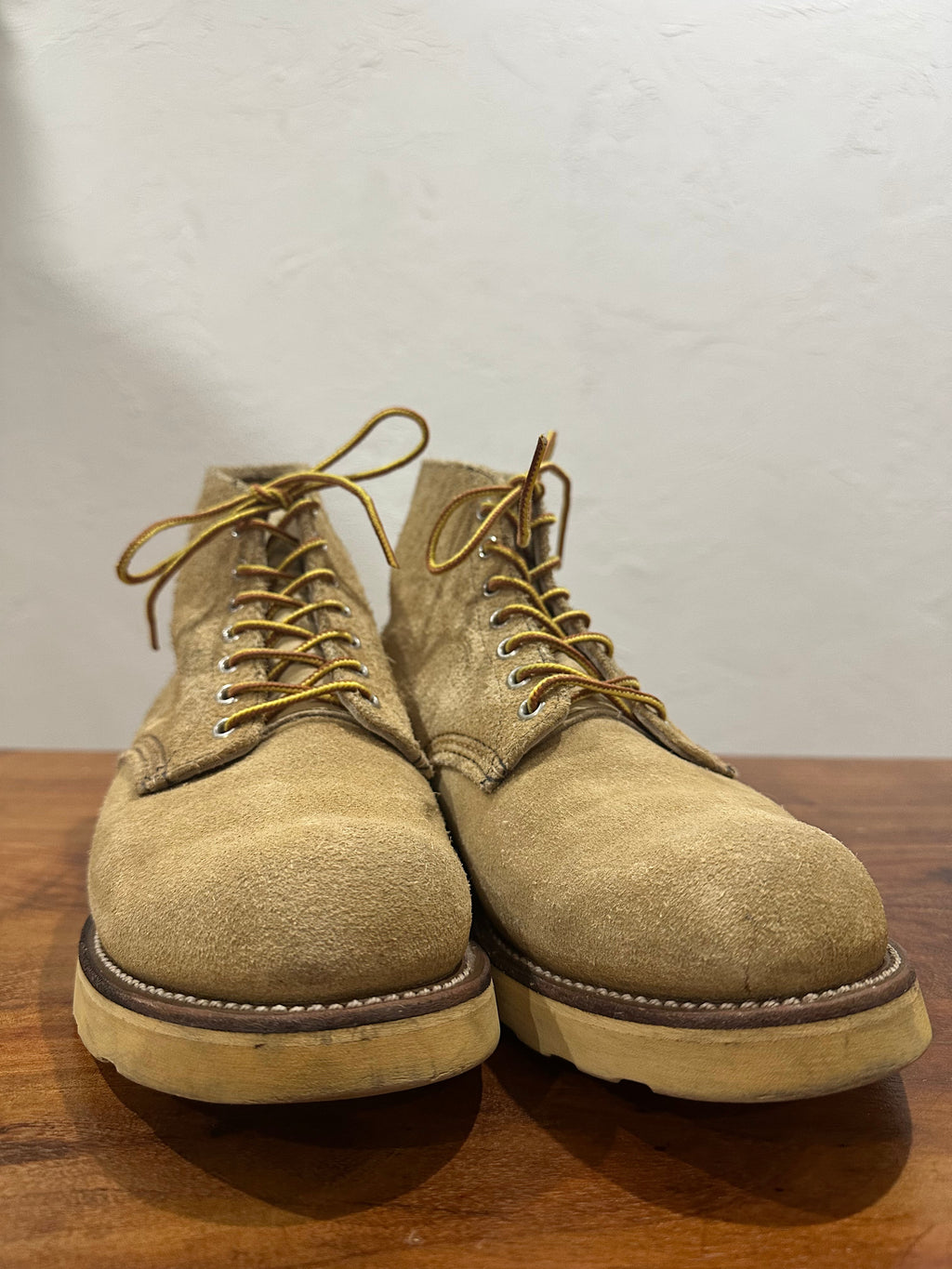 Red Wing (レッドウィング) 8167 6" Classic Round (Irish Setter) ベージュ (Beige) ホーソーン・アビレーン・ラフアウト (Hawthorne Abilene Roughout) トラクショントレッドソール (Traction Tred Sole) used boots - toe_2 view