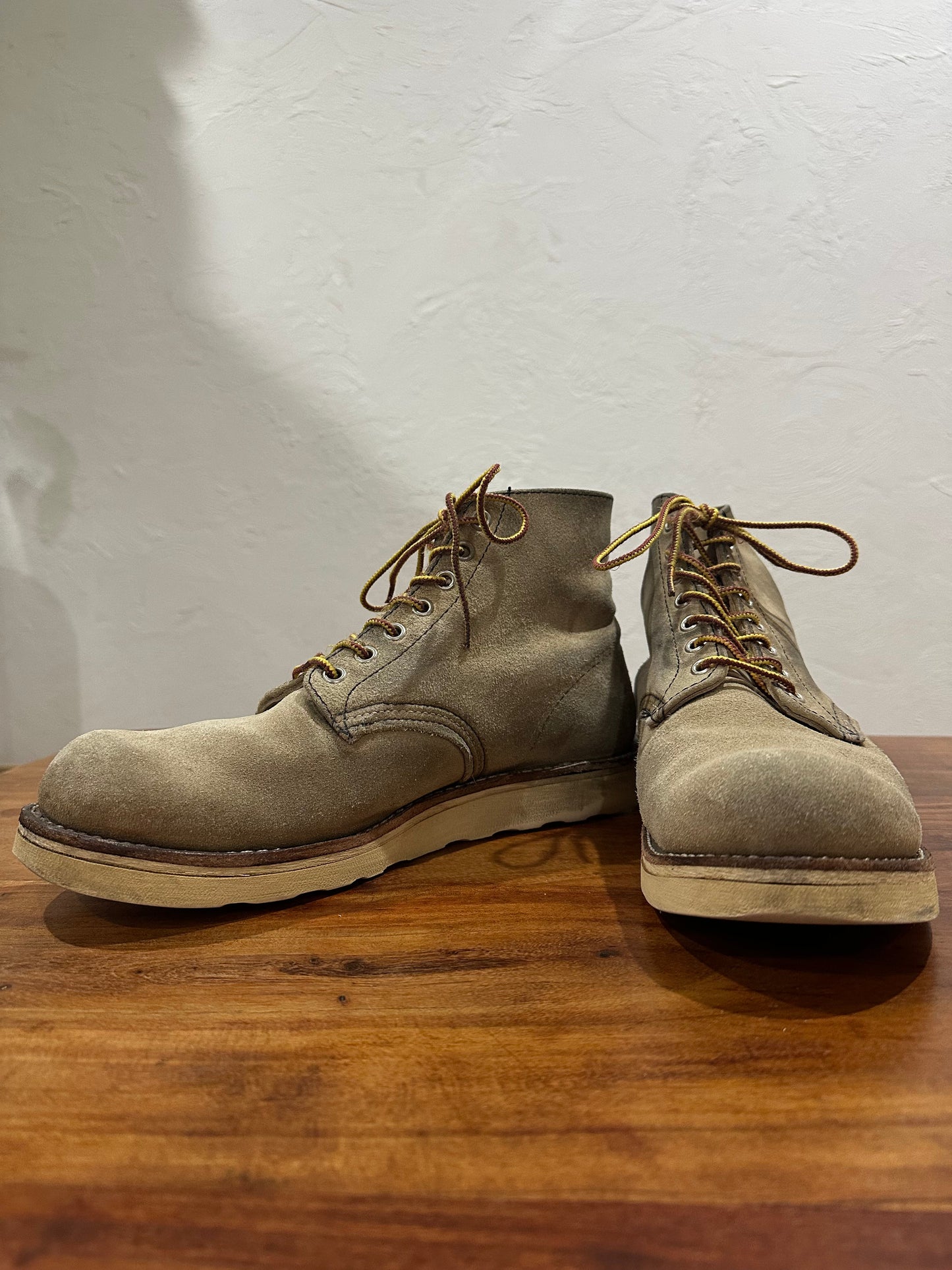 Red Wing (レッドウィング) 8167 6" Classic Round (Irish Setter) ベージュ (Beige) ホーソーン・アビレーン・ラフアウト (Hawthorne Abilene Roughout) トラクショントレッドソール (Traction Tred Sole) used boots - fr_2 view