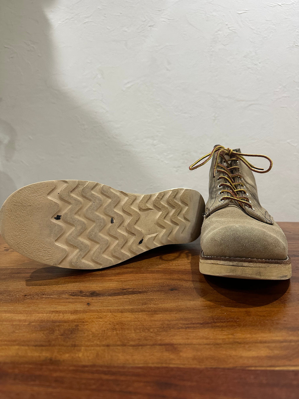 Red Wing (レッドウィング) 8167 6" Classic Round (Irish Setter) ベージュ (Beige) ホーソーン・アビレーン・ラフアウト (Hawthorne Abilene Roughout) トラクショントレッドソール (Traction Tred Sole) used boots - fr_3 view