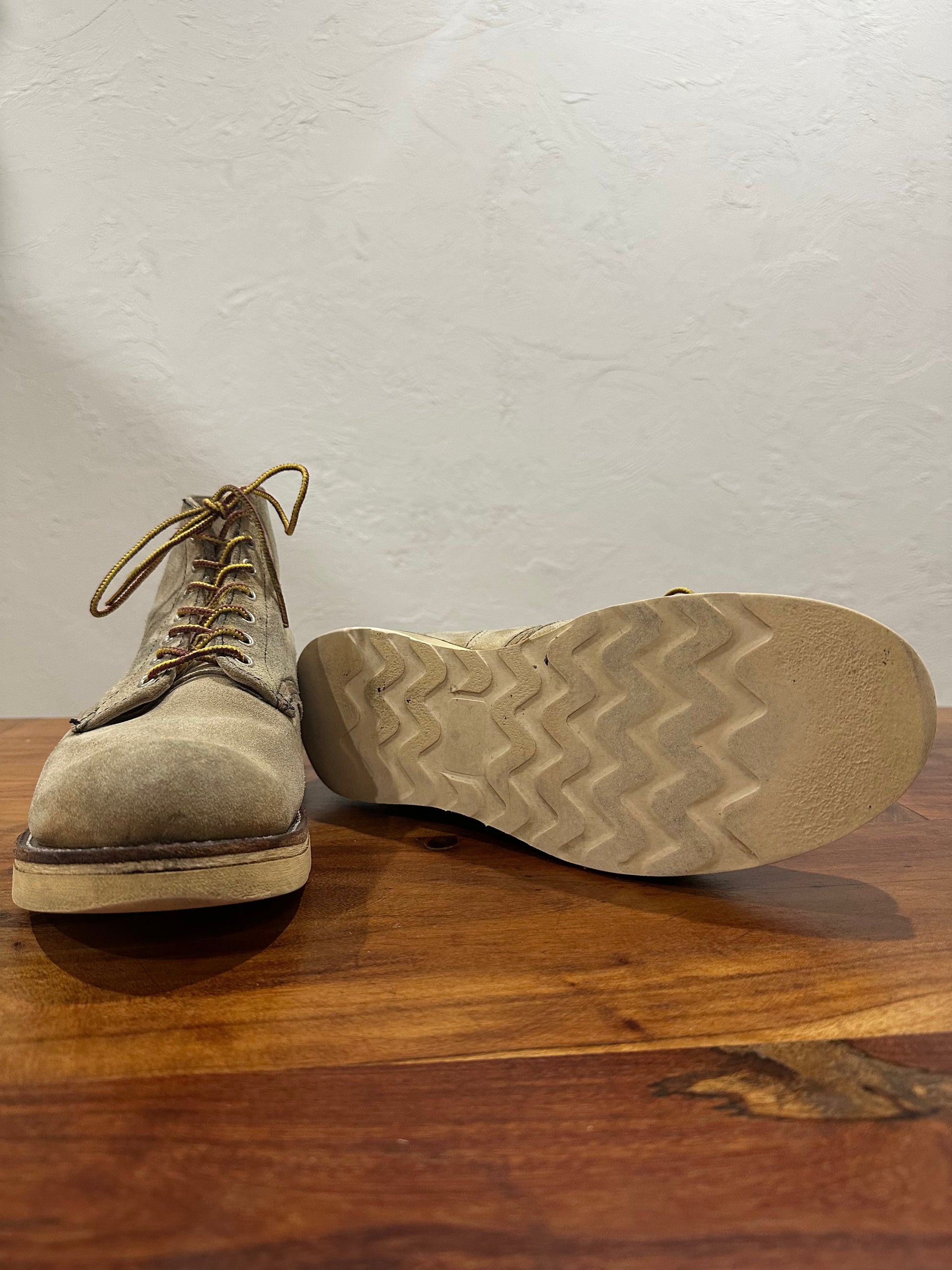 Red Wing (レッドウィング) 8167 6" Classic Round (Irish Setter) ベージュ (Beige) ホーソーン・アビレーン・ラフアウト (Hawthorne Abilene Roughout) トラクショントレッドソール (Traction Tred Sole) used boots - fr_4 view