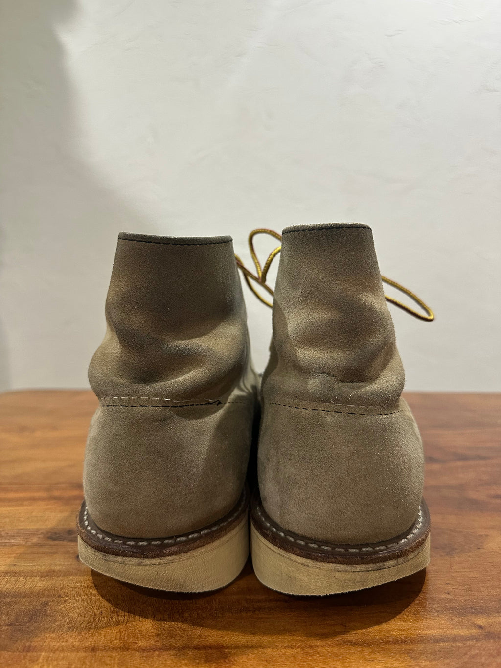 Red Wing (レッドウィング) 8167 6" Classic Round (Irish Setter) ベージュ (Beige) ホーソーン・アビレーン・ラフアウト (Hawthorne Abilene Roughout) トラクショントレッドソール (Traction Tred Sole) used boots - heal_1 view