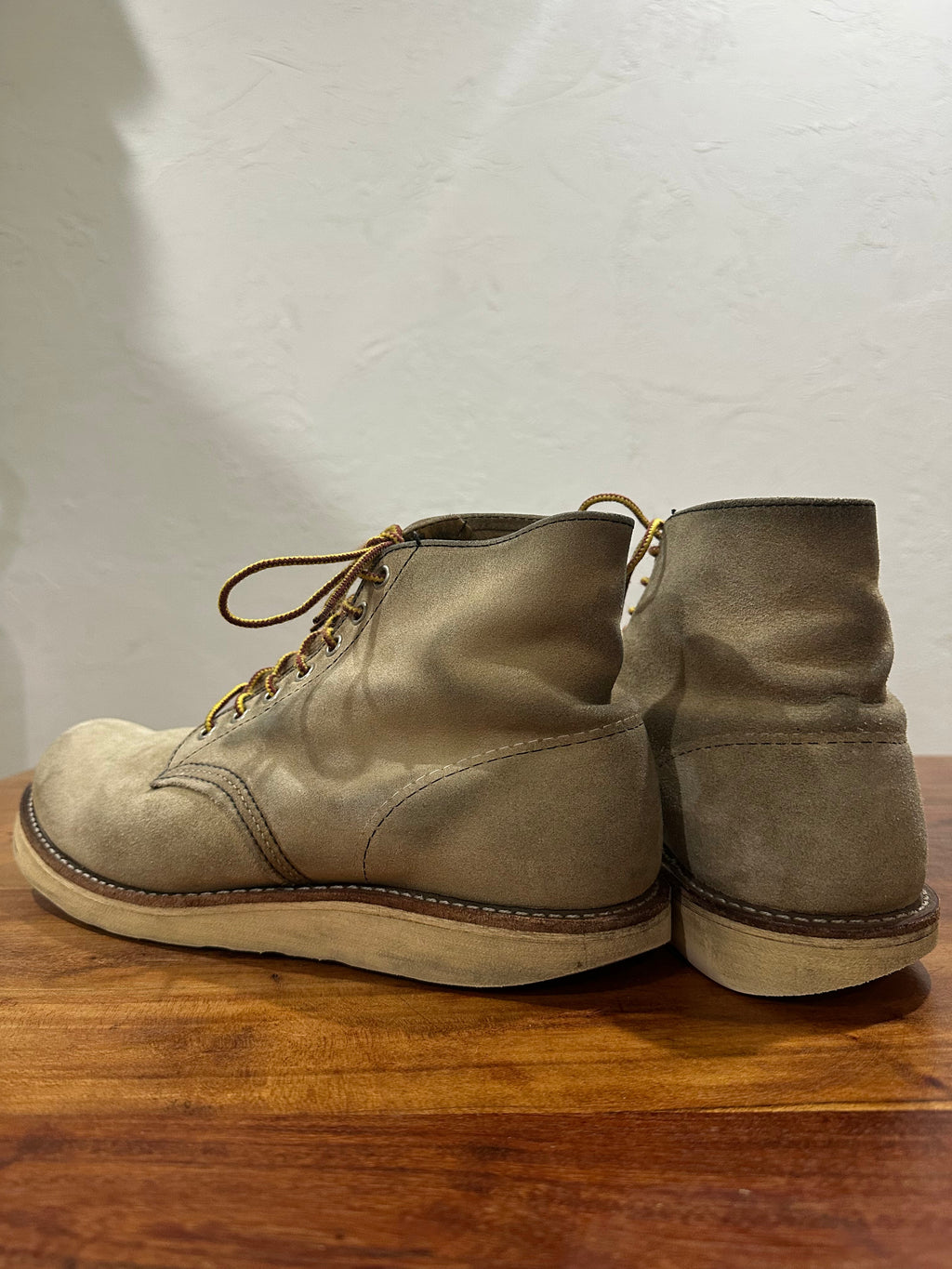 Red Wing (レッドウィング) 8167 6" Classic Round (Irish Setter) ベージュ (Beige) ホーソーン・アビレーン・ラフアウト (Hawthorne Abilene Roughout) トラクショントレッドソール (Traction Tred Sole) used boots - toe_3 view