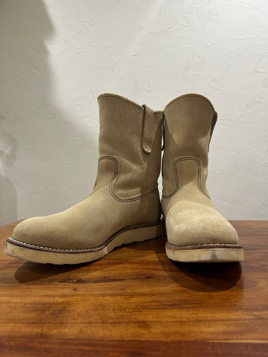 Red Wing (レッドウィング) 8168 9-inch Pecos ホーソーン (Hawthorne) ホーソーン・アビリーン・ラフアウト (Hawthorne Abilene Roughout) トラクショントレッド・ソール (Traction Tred Sole) used boots - fr_2 view