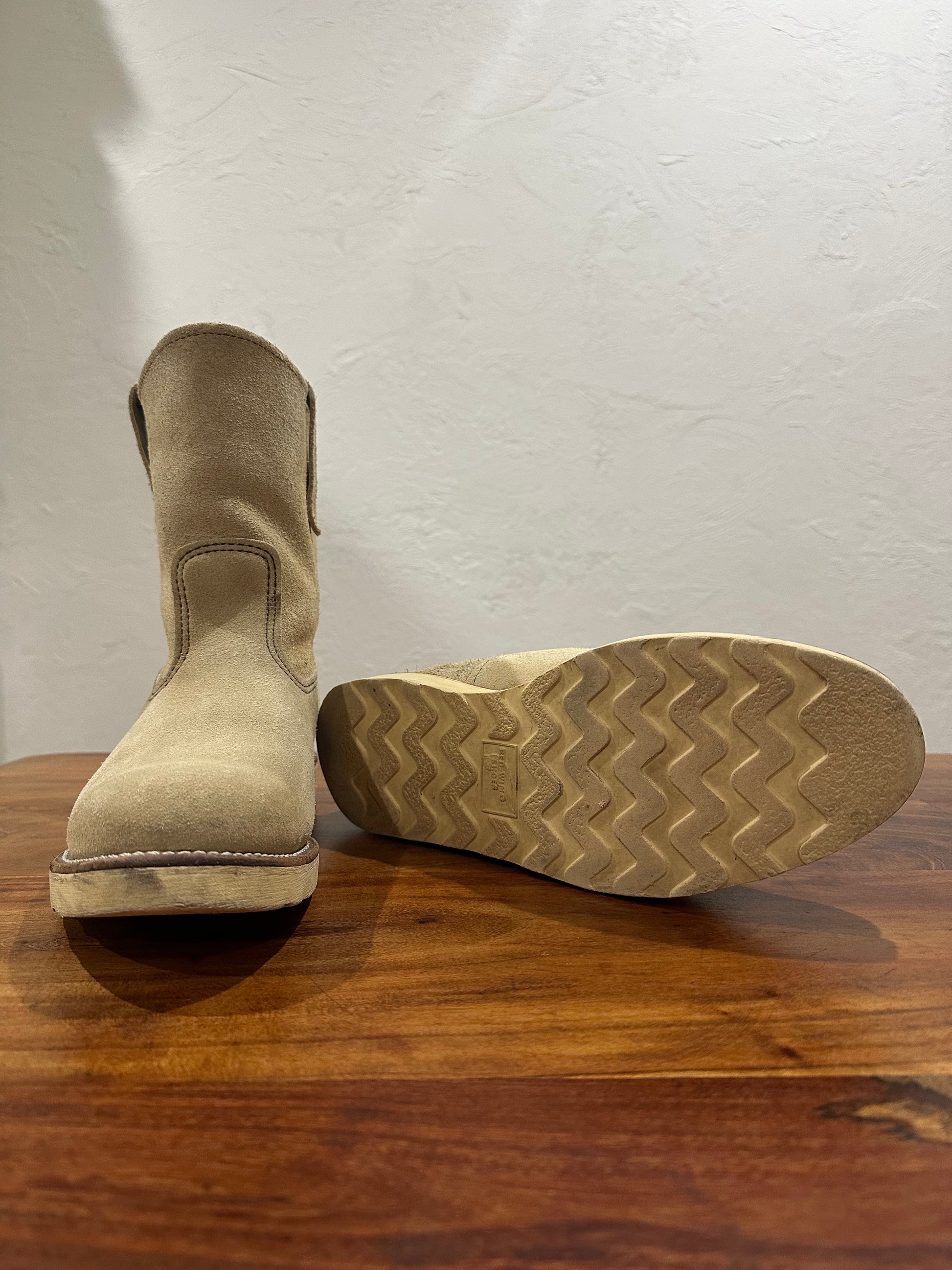 Red Wing (レッドウィング) 8168 9-inch Pecos ホーソーン (Hawthorne) ホーソーン・アビリーン・ラフアウト (Hawthorne Abilene Roughout) トラクショントレッド・ソール (Traction Tred Sole) used boots - fr_4 view