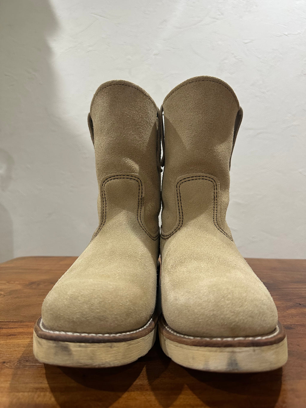 Red Wing (レッドウィング) 8168 9-inch Pecos ホーソーン (Hawthorne) ホーソーン・アビリーン・ラフアウト (Hawthorne Abilene Roughout) トラクショントレッド・ソール (Traction Tred Sole) used boots - toe_1 view