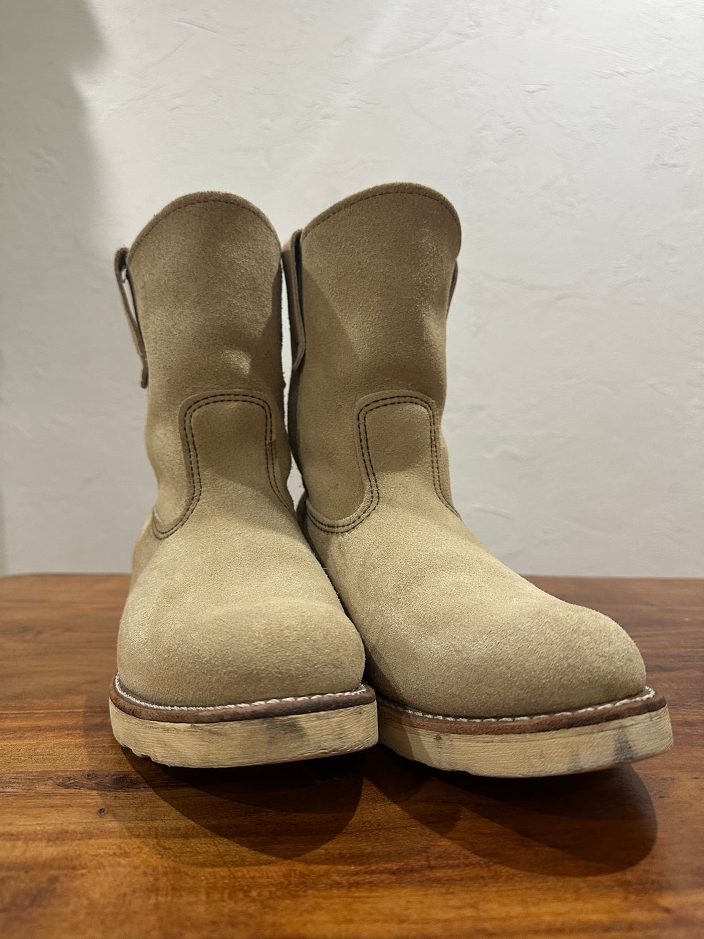 Red Wing (レッドウィング) 8168 9-inch Pecos ホーソーン (Hawthorne) ホーソーン・アビリーン・ラフアウト (Hawthorne Abilene Roughout) トラクショントレッド・ソール (Traction Tred Sole) used boots - toe_2 view