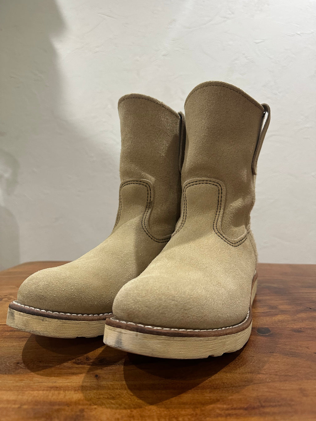 Red Wing (レッドウィング) 8168 9-inch Pecos ホーソーン (Hawthorne) ホーソーン・アビリーン・ラフアウト (Hawthorne Abilene Roughout) トラクショントレッド・ソール (Traction Tred Sole) used boots - toe_3 view