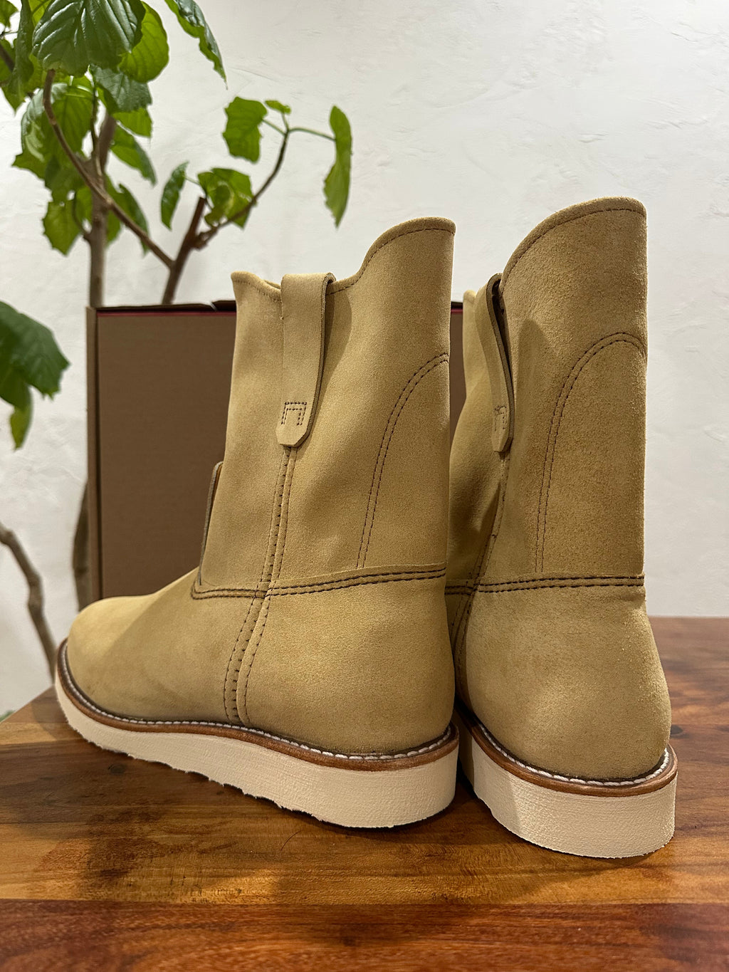 Red Wing (レッドウィング) 8168 9-inch Pecos ホーソーン (Hawthorne) ホーソーン・アビリーン・ラフアウト (Hawthorne Abilene Roughout) トラクショントレッド・ソール (Traction Tred Sole) used boots - back_1 view