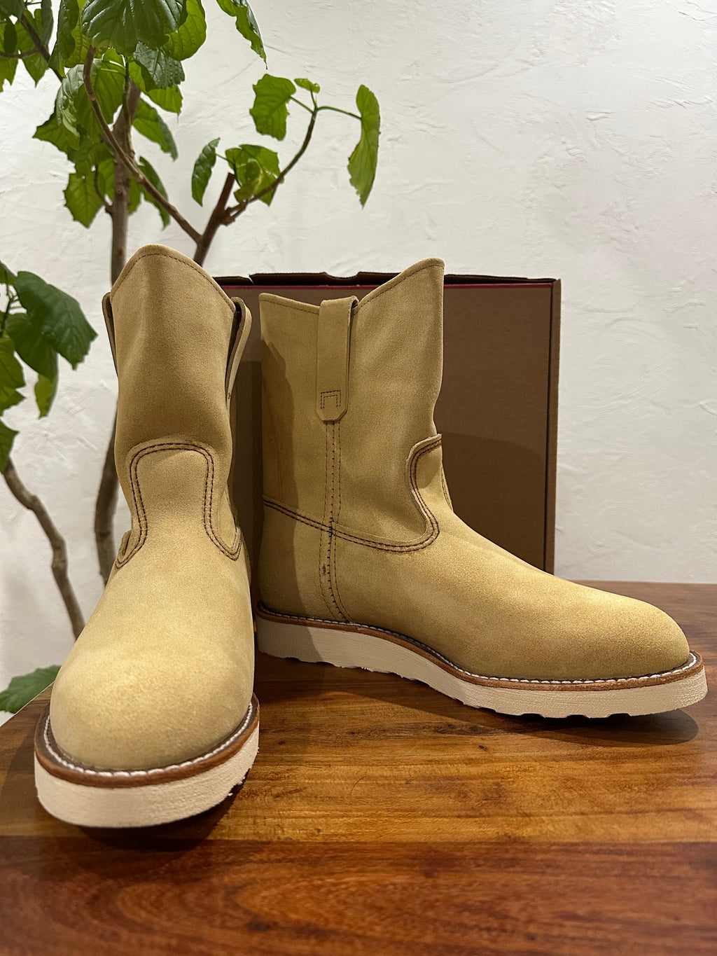 Red Wing (レッドウィング) 8168 9-inch Pecos ホーソーン (Hawthorne) ホーソーン・アビリーン・ラフアウト (Hawthorne Abilene Roughout) トラクショントレッド・ソール (Traction Tred Sole) used boots - fr_1 view