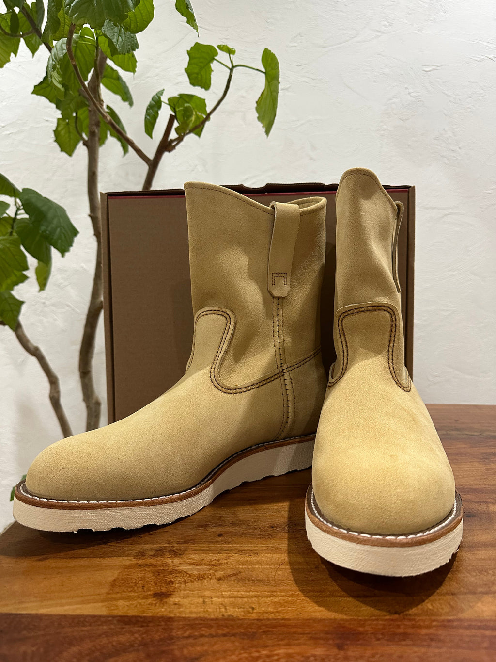 Red Wing (レッドウィング) 8168 9-inch Pecos ホーソーン (Hawthorne) ホーソーン・アビリーン・ラフアウト (Hawthorne Abilene Roughout) トラクショントレッド・ソール (Traction Tred Sole) used boots - fr_2 view