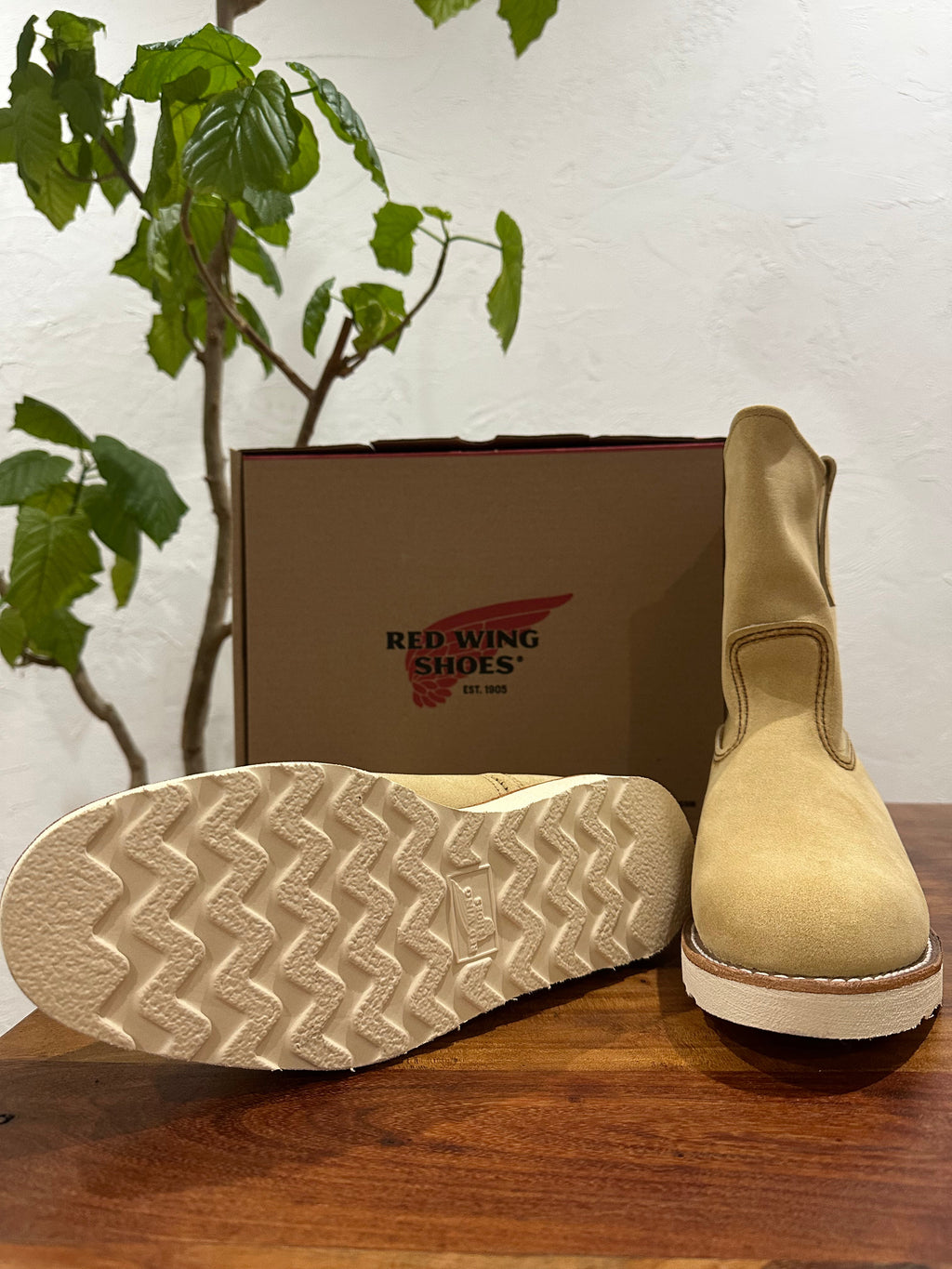 Red Wing (レッドウィング) 8168 9-inch Pecos ホーソーン (Hawthorne) ホーソーン・アビリーン・ラフアウト (Hawthorne Abilene Roughout) トラクショントレッド・ソール (Traction Tred Sole) used boots - fr_3 view