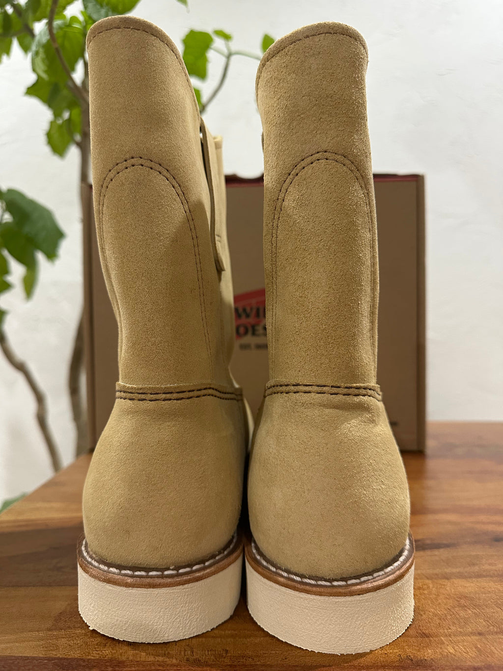Red Wing (レッドウィング) 8168 9-inch Pecos ホーソーン (Hawthorne) ホーソーン・アビリーン・ラフアウト (Hawthorne Abilene Roughout) トラクショントレッド・ソール (Traction Tred Sole) used boots - heal_1 view