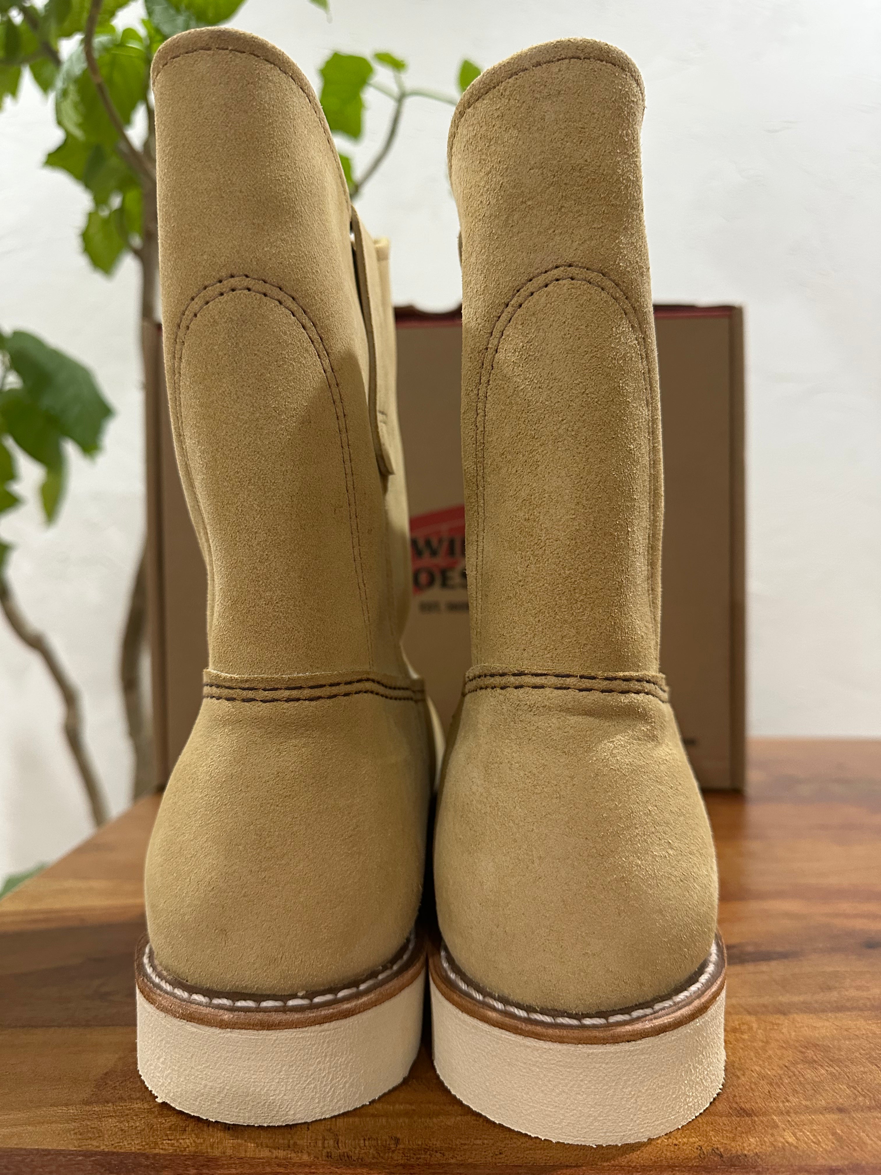 Red Wing (レッドウィング) 8168 9-inch Pecos ホーソーン (Hawthorne) ホーソーン・アビリーン・ラフアウト (Hawthorne Abilene Roughout) トラクショントレッド・ソール (Traction Tred Sole) used boots - heal_1 view