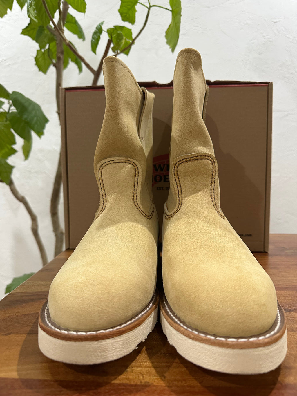 Red Wing (レッドウィング) 8168 9-inch Pecos ホーソーン (Hawthorne) ホーソーン・アビリーン・ラフアウト (Hawthorne Abilene Roughout) トラクショントレッド・ソール (Traction Tred Sole) used boots - toe_1 view