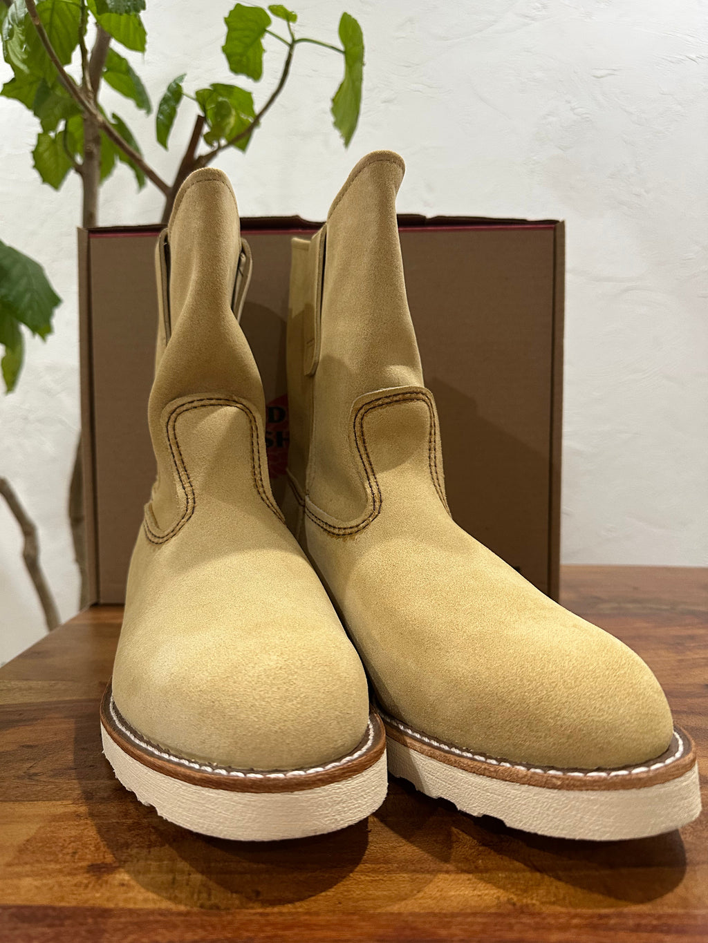 Red Wing (レッドウィング) 8168 9-inch Pecos ホーソーン (Hawthorne) ホーソーン・アビリーン・ラフアウト (Hawthorne Abilene Roughout) トラクショントレッド・ソール (Traction Tred Sole) used boots - toe_2 view