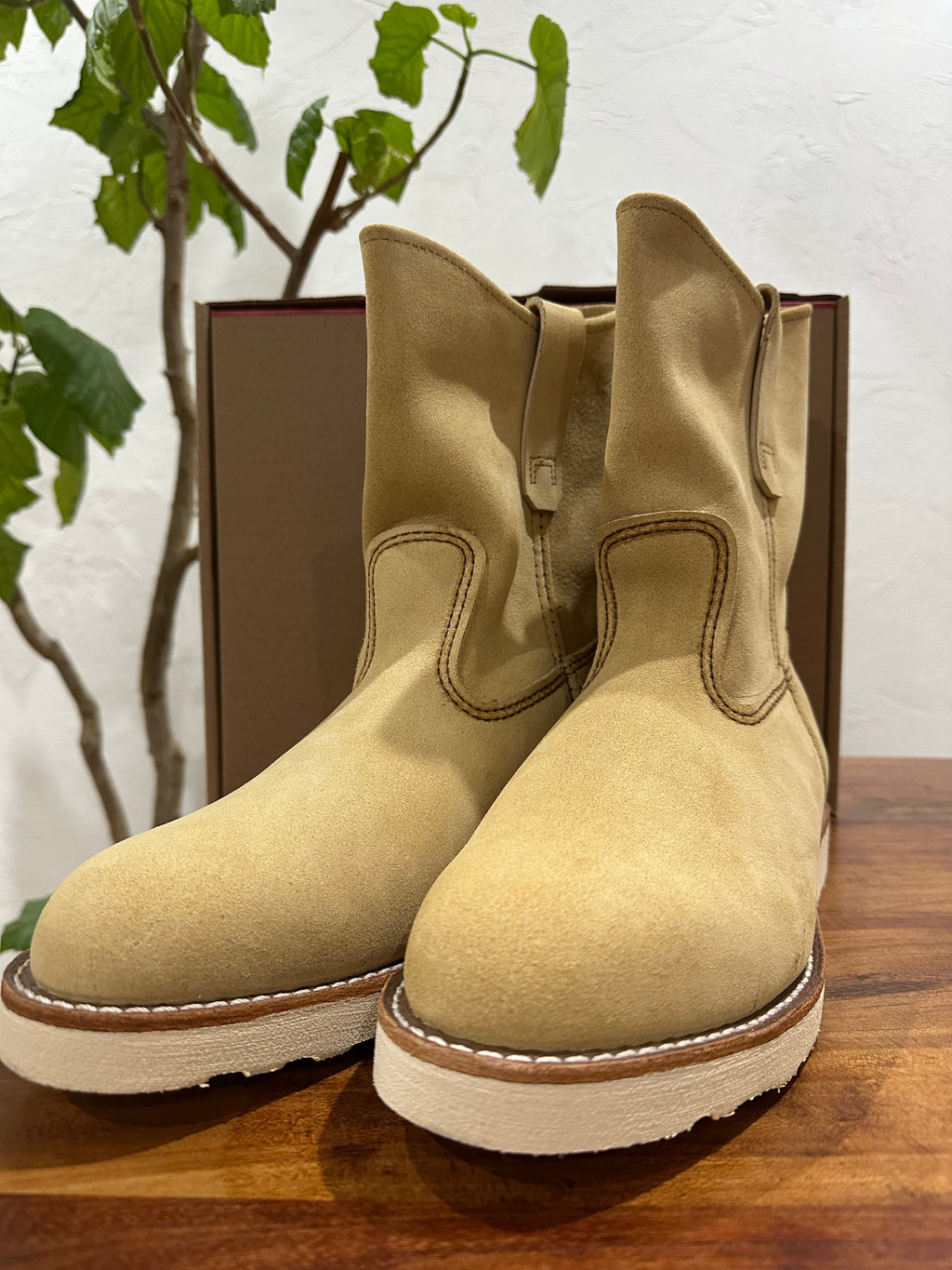 Red Wing (レッドウィング) 8168 9-inch Pecos ホーソーン (Hawthorne) ホーソーン・アビリーン・ラフアウト (Hawthorne Abilene Roughout) トラクショントレッド・ソール (Traction Tred Sole) used boots - toe_3 view