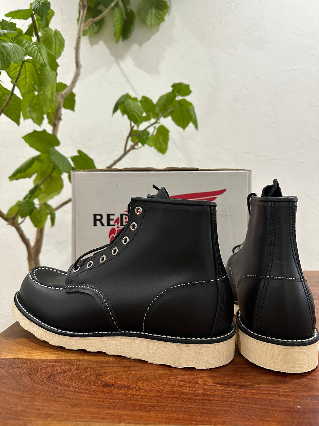 Red Wing (レッドウィング) 8179 6" Classic Moc Toe ブラック (Black) ブラック・クローム (Black Chrome) トラクション・トレッド (Tred Traction) ホワイト used boots - fr_2 view