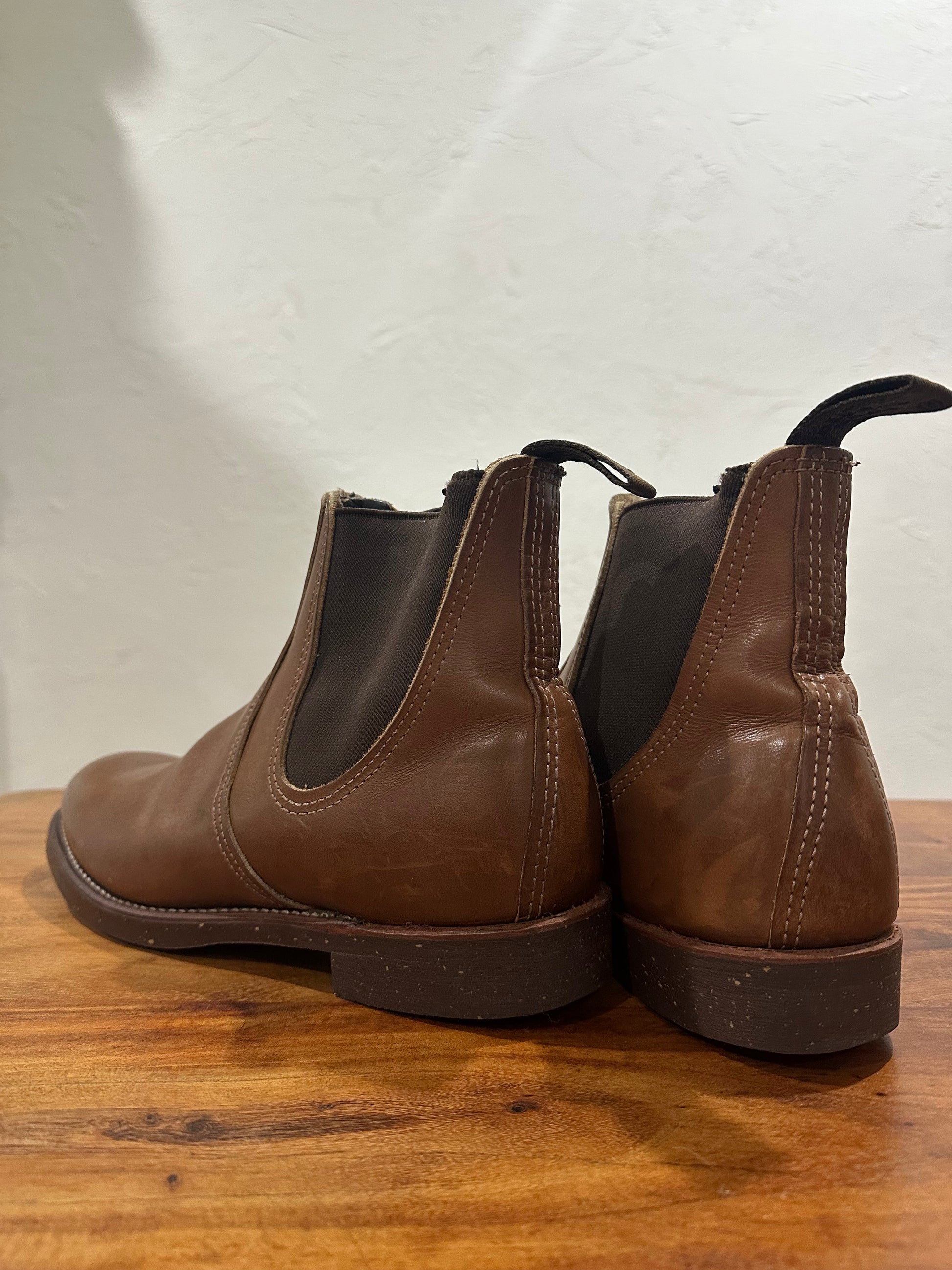 Red Wing (レッドウィング) 8201 Chelsea Rancher ブラウン (Brown) アンバー・ハーネス (Amber Harness) ビブラム・ミニラグ (Vibram Mini-lug) ブラック used boots - back_1 view