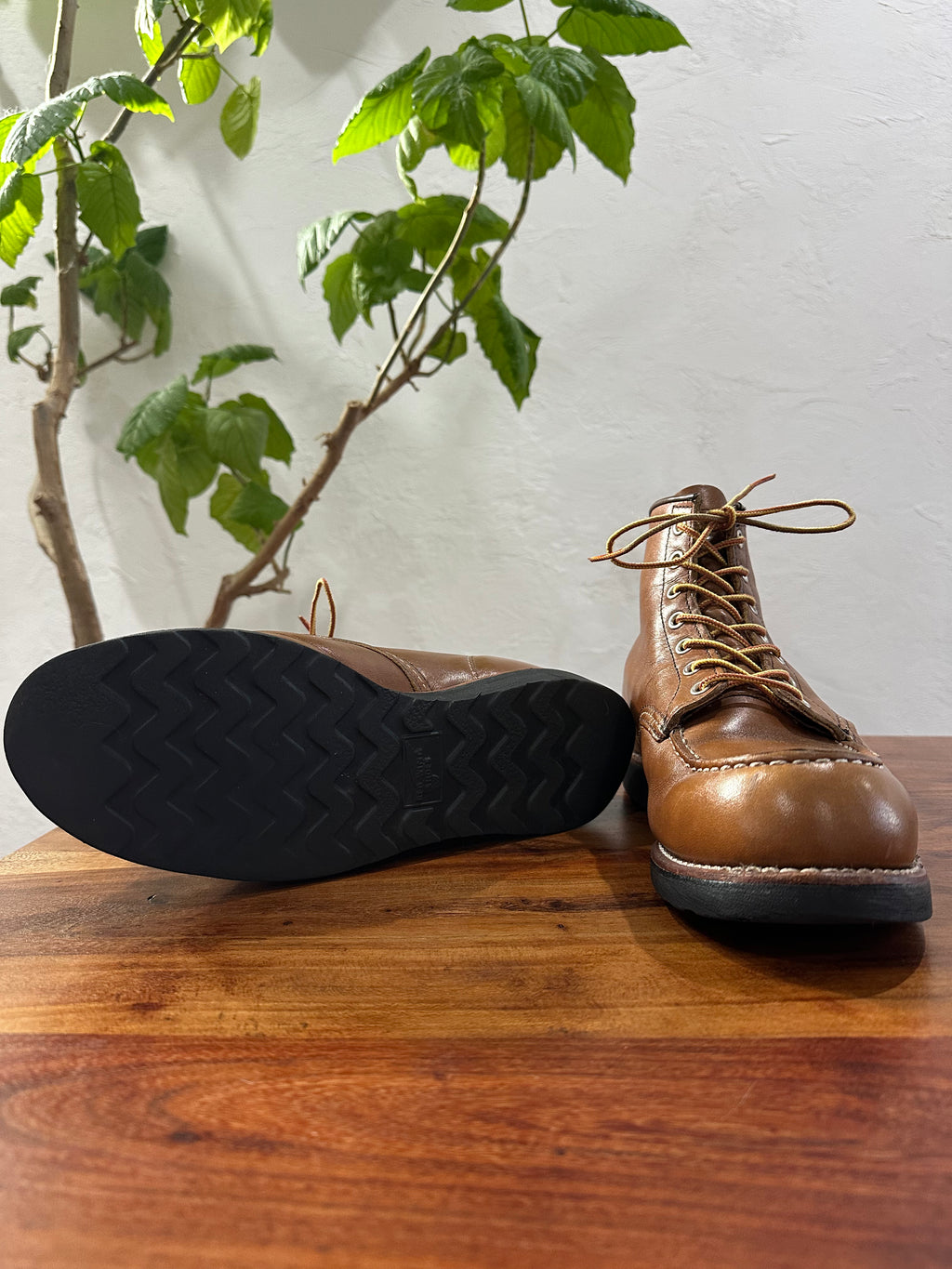 Red Wing (レッドウィング) 8852 Classic Moc 6-Inch ベルヴァ (Velva) ベルヴァリタン (Velva Retan) ブラック・トラクショントレッド (Black Traction Tred) used boots - fr_3 view