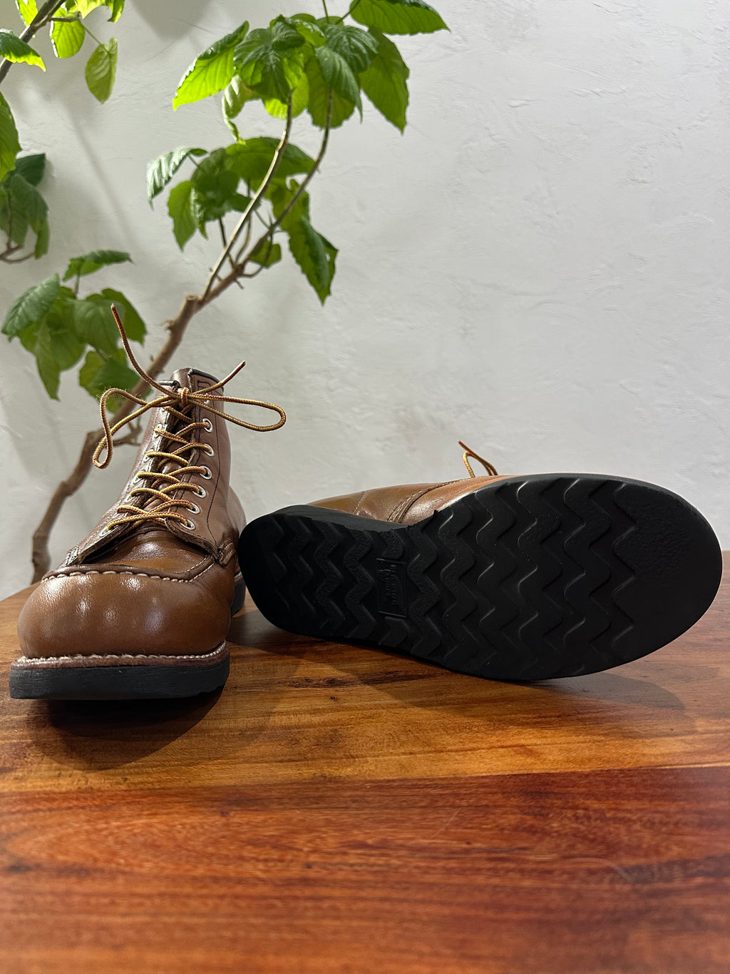 Red Wing (レッドウィング) 8852 Classic Moc 6-Inch ベルヴァ (Velva) ベルヴァリタン (Velva Retan) ブラック・トラクショントレッド (Black Traction Tred) used boots - fr_4 view