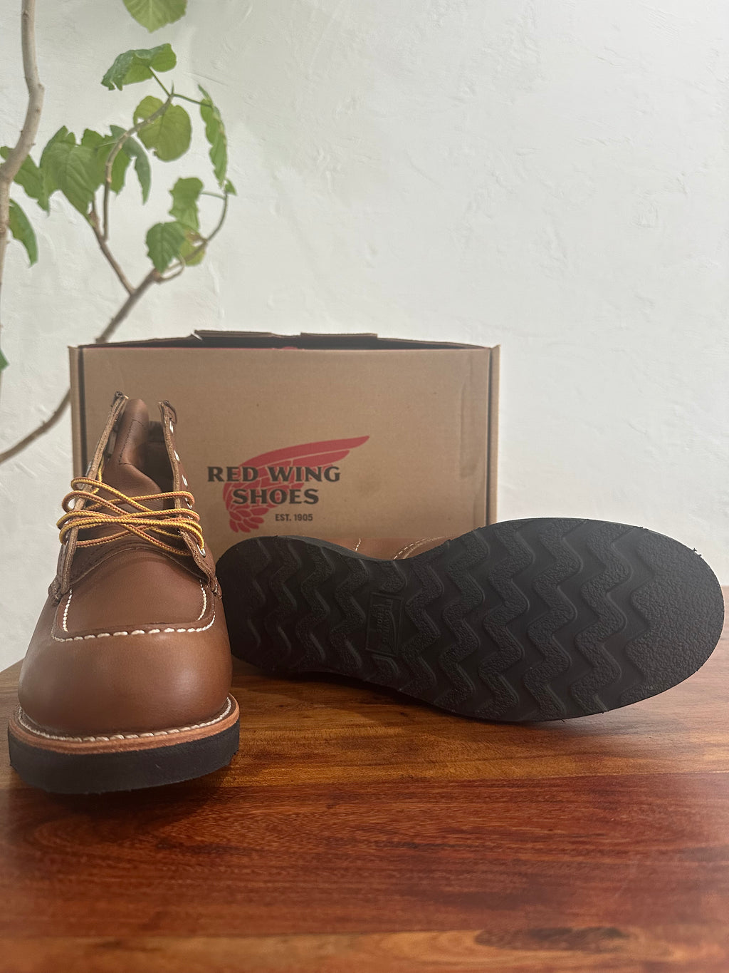 Red Wing (レッドウィング) 8852 Classic Moc 6-Inch ベルヴァ (Velva) ベルヴァリタン (Velva Retan) ブラック・トラクショントレッド (Black Traction Tred) used boots - fr_4 view