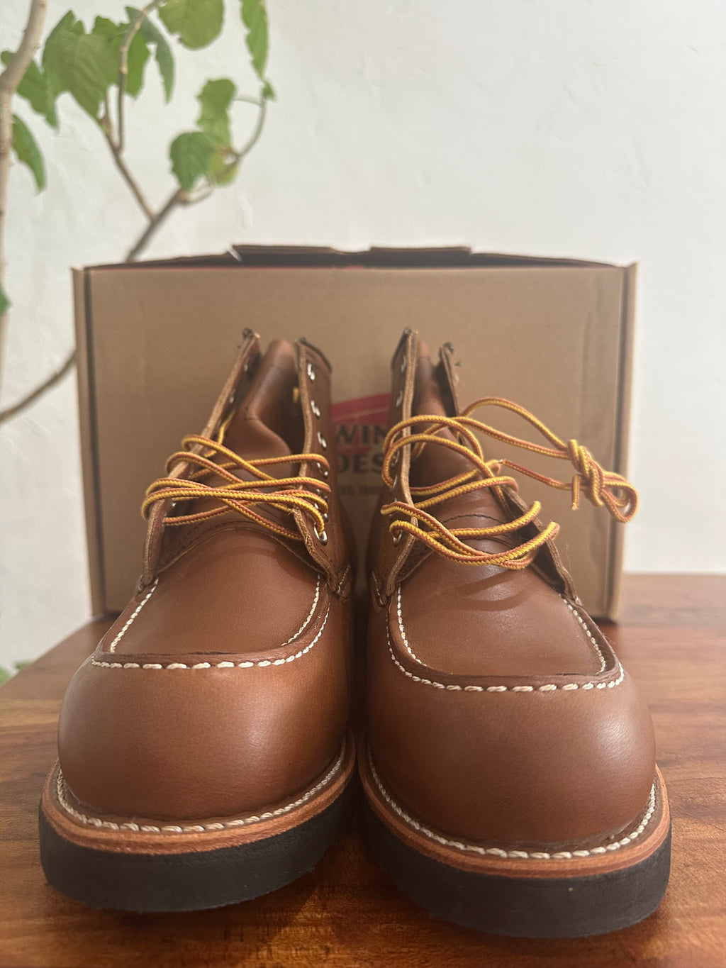Red Wing (レッドウィング) 8852 Classic Moc 6-Inch ベルヴァ (Velva) ベルヴァリタン (Velva Retan) ブラック・トラクショントレッド (Black Traction Tred) used boots - toe_1 view