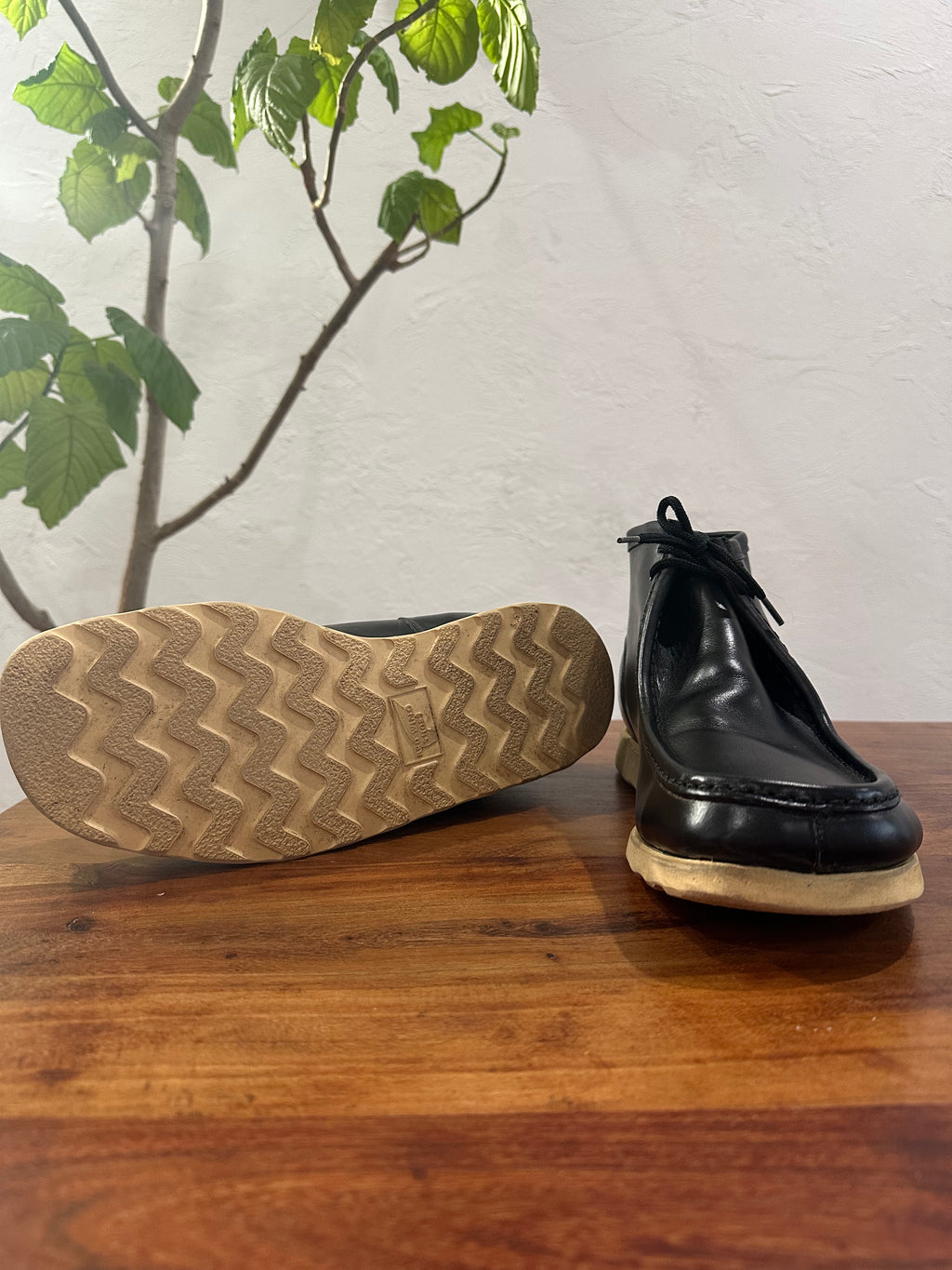 Red Wing (レッドウィング) 8891-Redwing logo Wallabee Boot (Red Wing Logo) ブラック (Black) ブラック・ヌバック (Black "Nubuck") トラクショントレッド (Traction Tred) used boots - fr_3 view