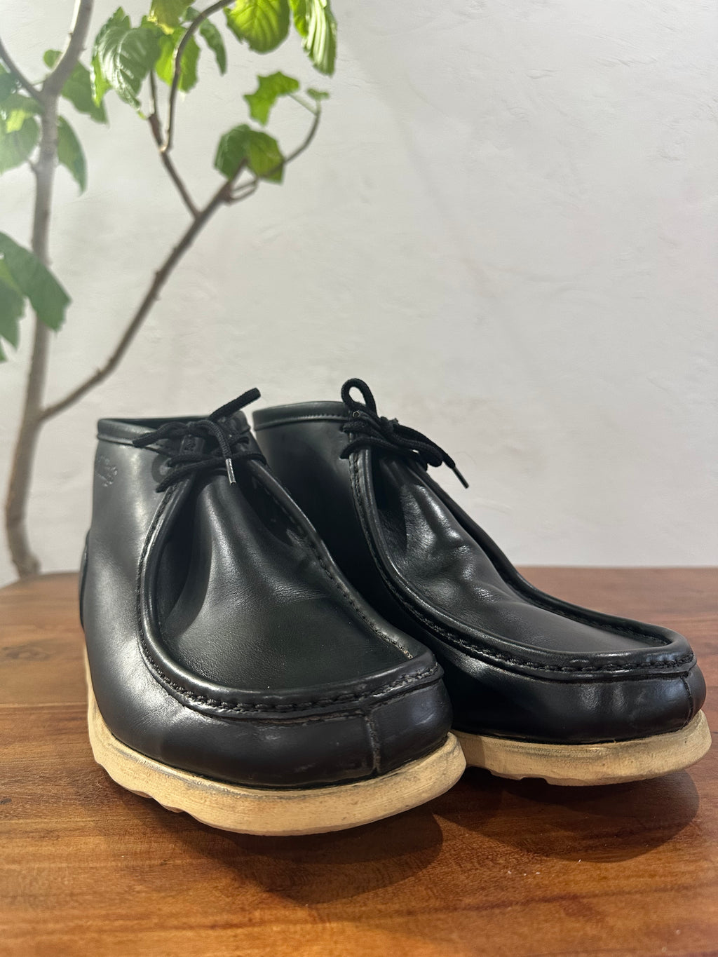 Red Wing (レッドウィング) 8891-Redwing logo Wallabee Boot (Red Wing Logo) ブラック (Black) ブラック・ヌバック (Black "Nubuck") トラクショントレッド (Traction Tred) used boots - toe_2 view