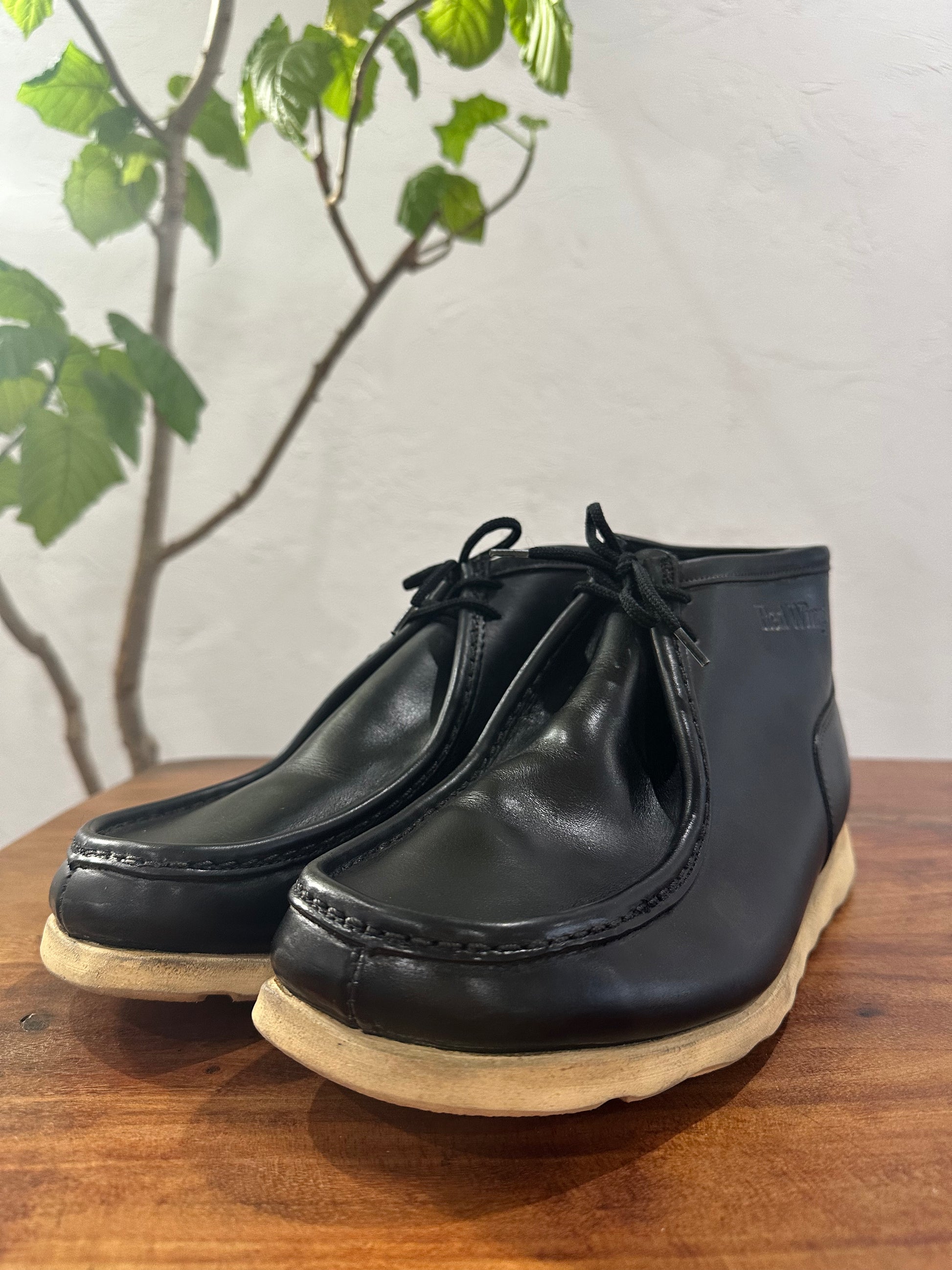 Red Wing (レッドウィング) 8891-Redwing logo Wallabee Boot (Red Wing Logo) ブラック (Black) ブラック・ヌバック (Black "Nubuck") トラクショントレッド (Traction Tred) used boots - toe_3 view